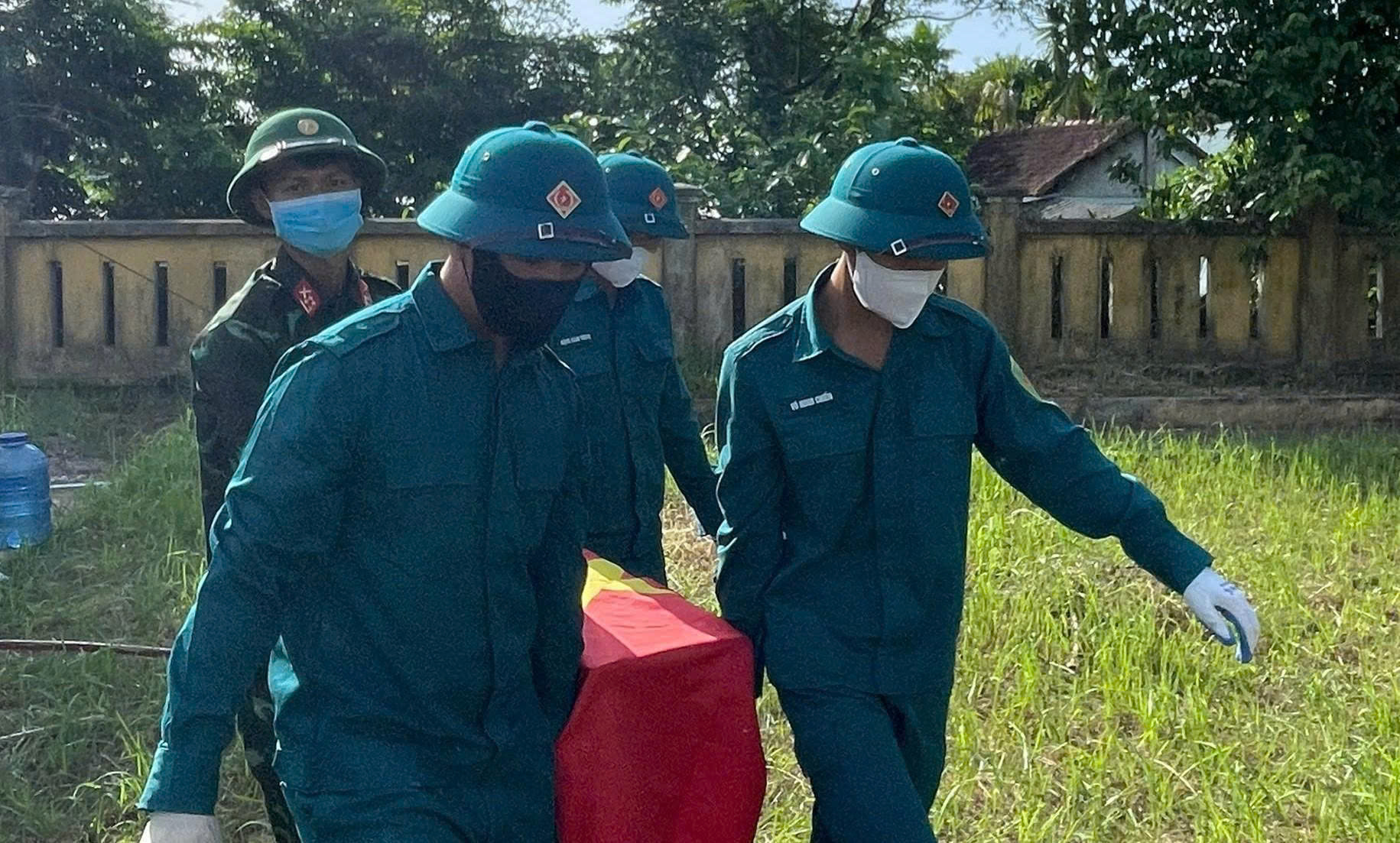 Đ&agrave; Nẵng: Khai quật mộ chưa x&aacute;c định danh t&iacute;nh, ph&aacute;t hiện di ảnh phụ nữ - Ảnh 2.