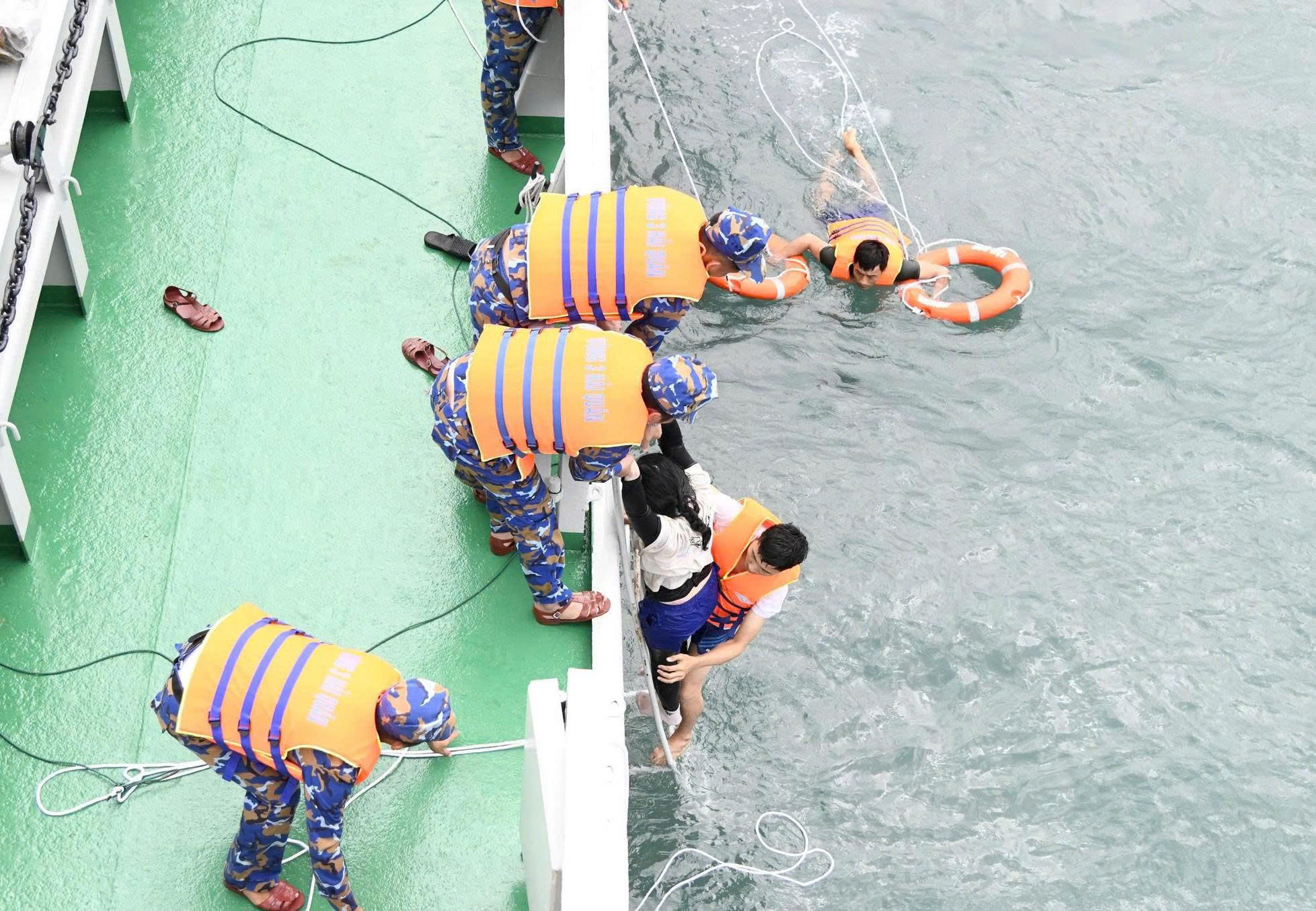 Vụ 4 người bị s&oacute;ng cuốn ở Đ&agrave; Nẵng: Một người b&aacute;m v&agrave;o phao được t&igrave;m thấy - Ảnh 2.