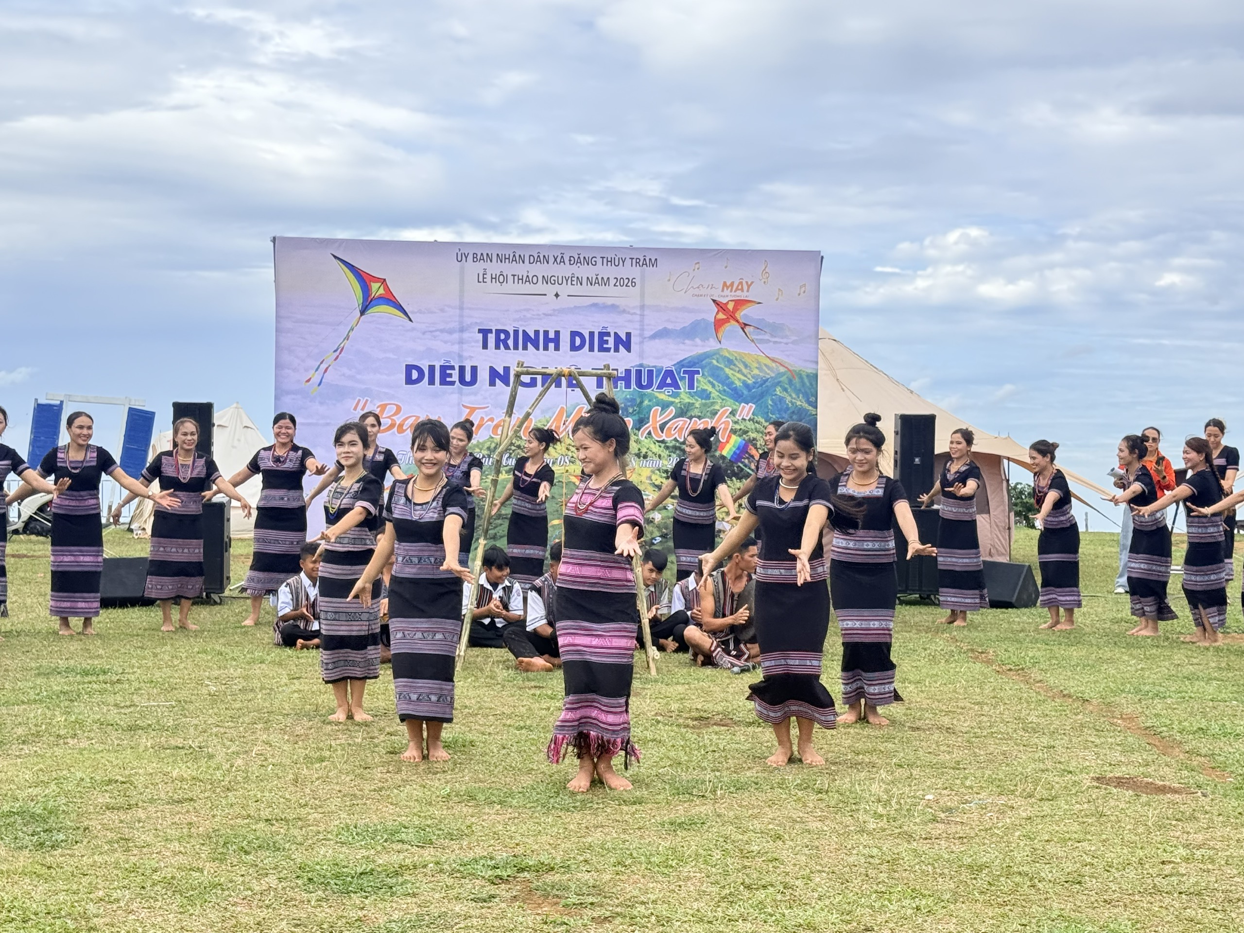 Lễ hội thảo nguy&ecirc;n ở Quảng Ng&atilde;i thu h&uacute;t h&agrave;ng ngh&igrave;n du kh&aacute;ch - Ảnh 3.