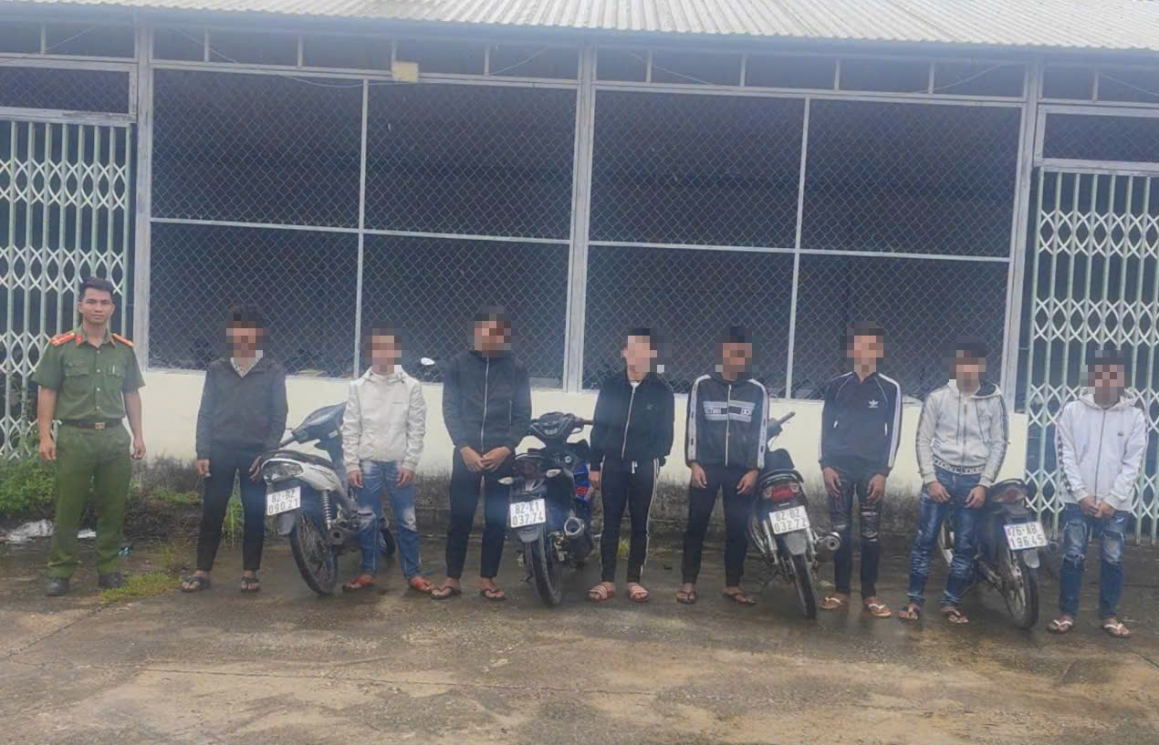 C&ocirc;ng an Quảng Ng&atilde;i lập bi&ecirc;n bản xử l&yacute; nh&oacute;m đối tượng chạy xe m&aacute;y tốc độ cao, bốc đầu xe - Ảnh 1.