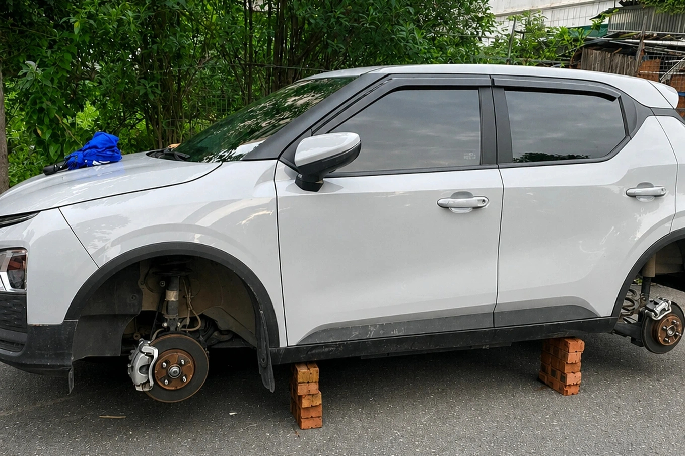 Danh t&iacute;nh nghi phạm d&ugrave;ng gạch k&ecirc;, trộm h&agrave;ng loạt b&aacute;nh xe &ocirc; t&ocirc; ở H&agrave; Nội - Ảnh 2.