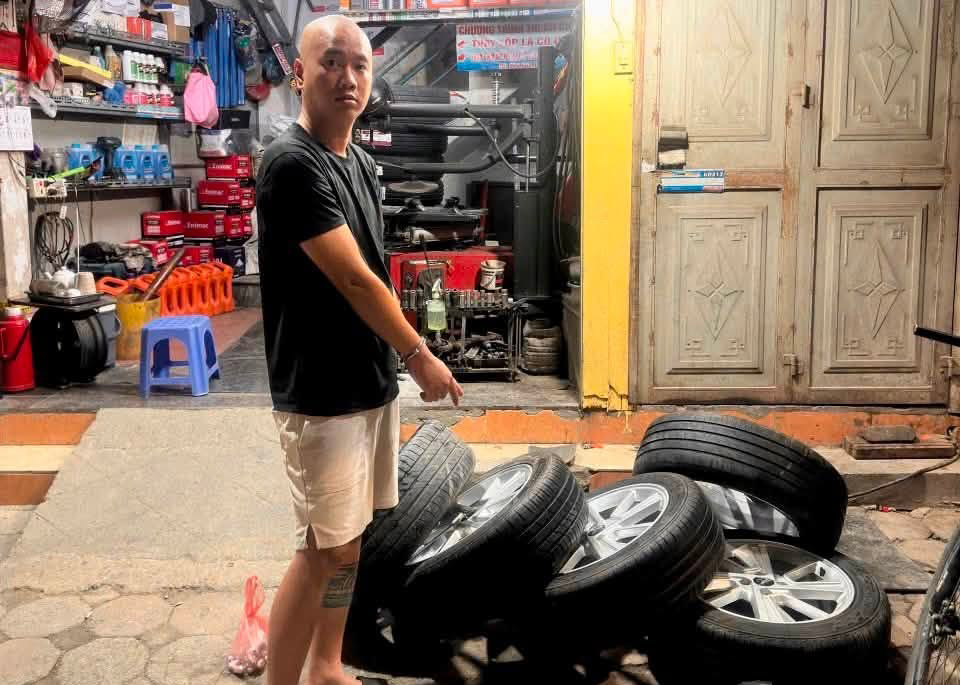 Danh t&iacute;nh nghi phạm d&ugrave;ng gạch k&ecirc;, trộm h&agrave;ng loạt b&aacute;nh xe &ocirc; t&ocirc; ở H&agrave; Nội - Ảnh 1.