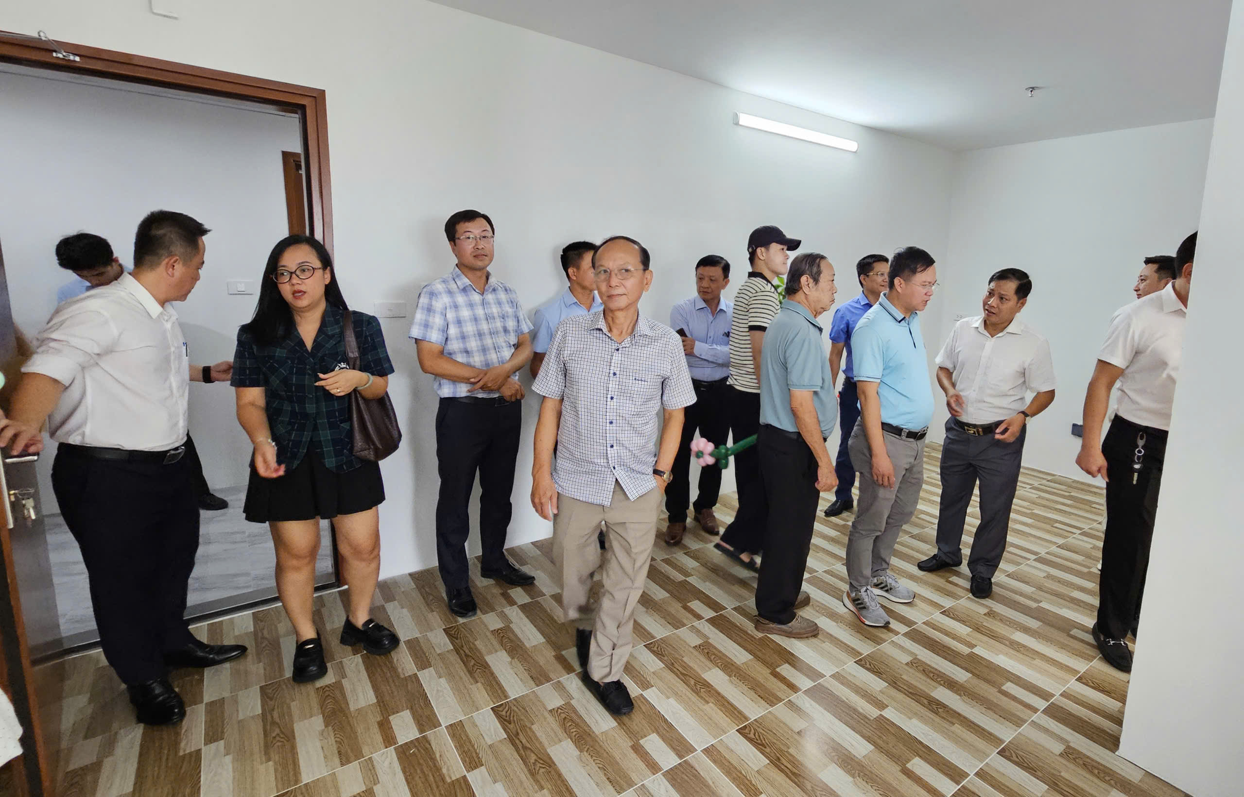 H&agrave;ng trăm người lao động ở Huế h&aacute;o hức nhận nh&agrave; ở x&atilde; hội - Ảnh 3.