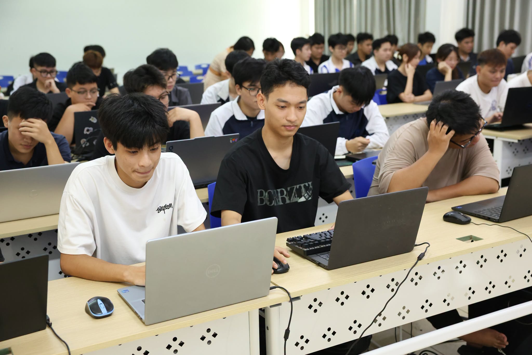 Loạt trường đại học c&ocirc;ng bố điểm chuẩn, c&oacute; ng&agrave;nh lấy tuyệt đối 30/30 - Ảnh 1.