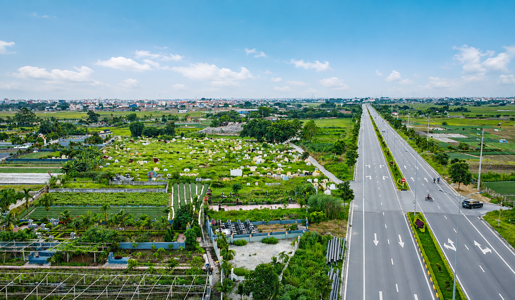 Đừng để nghĩa trang l&agrave;ng bị bỏ lại ph&iacute;a sau đ&ocirc; thị h&oacute;a - Ảnh 1.