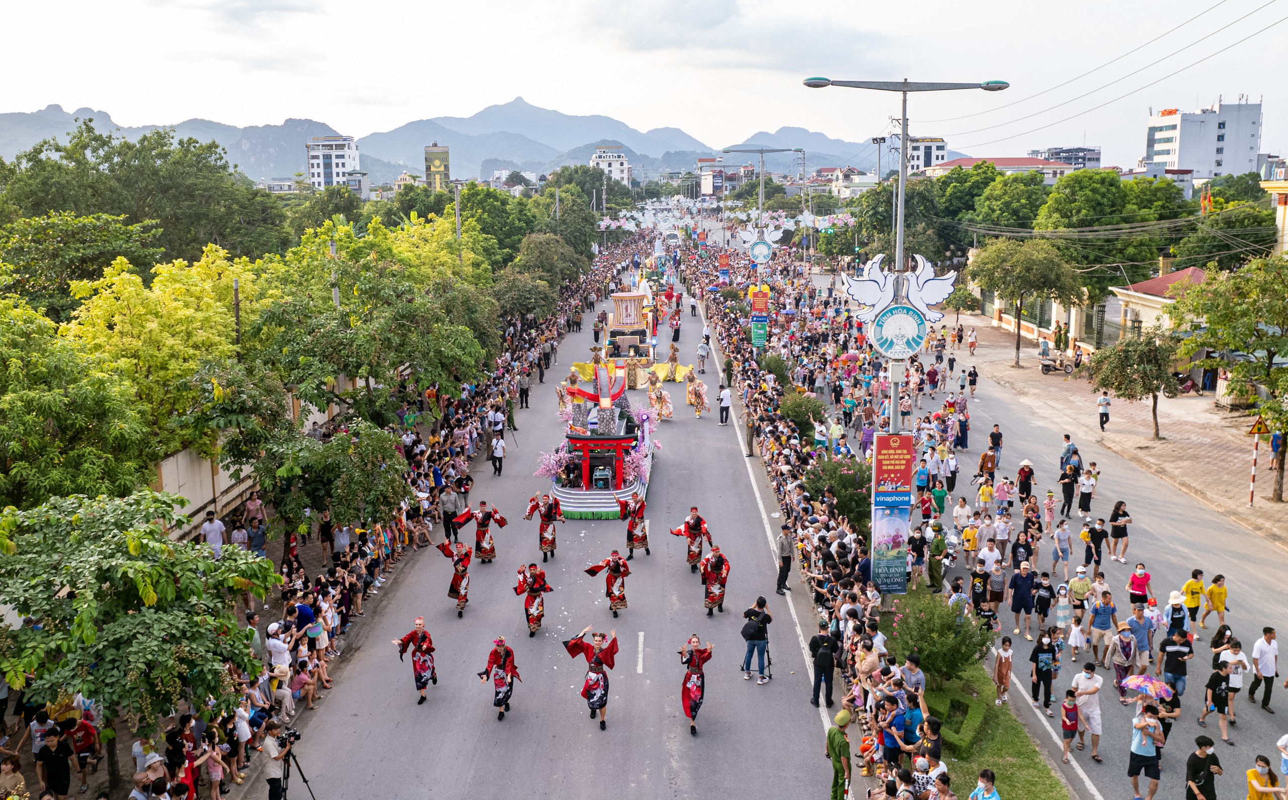 Nghệ An tổ chức Carnival quy m&ocirc; lớn v&agrave; bắn ph&aacute;o hoa tầm cao đ&uacute;ng dịp 19/8 - Ảnh 2.
