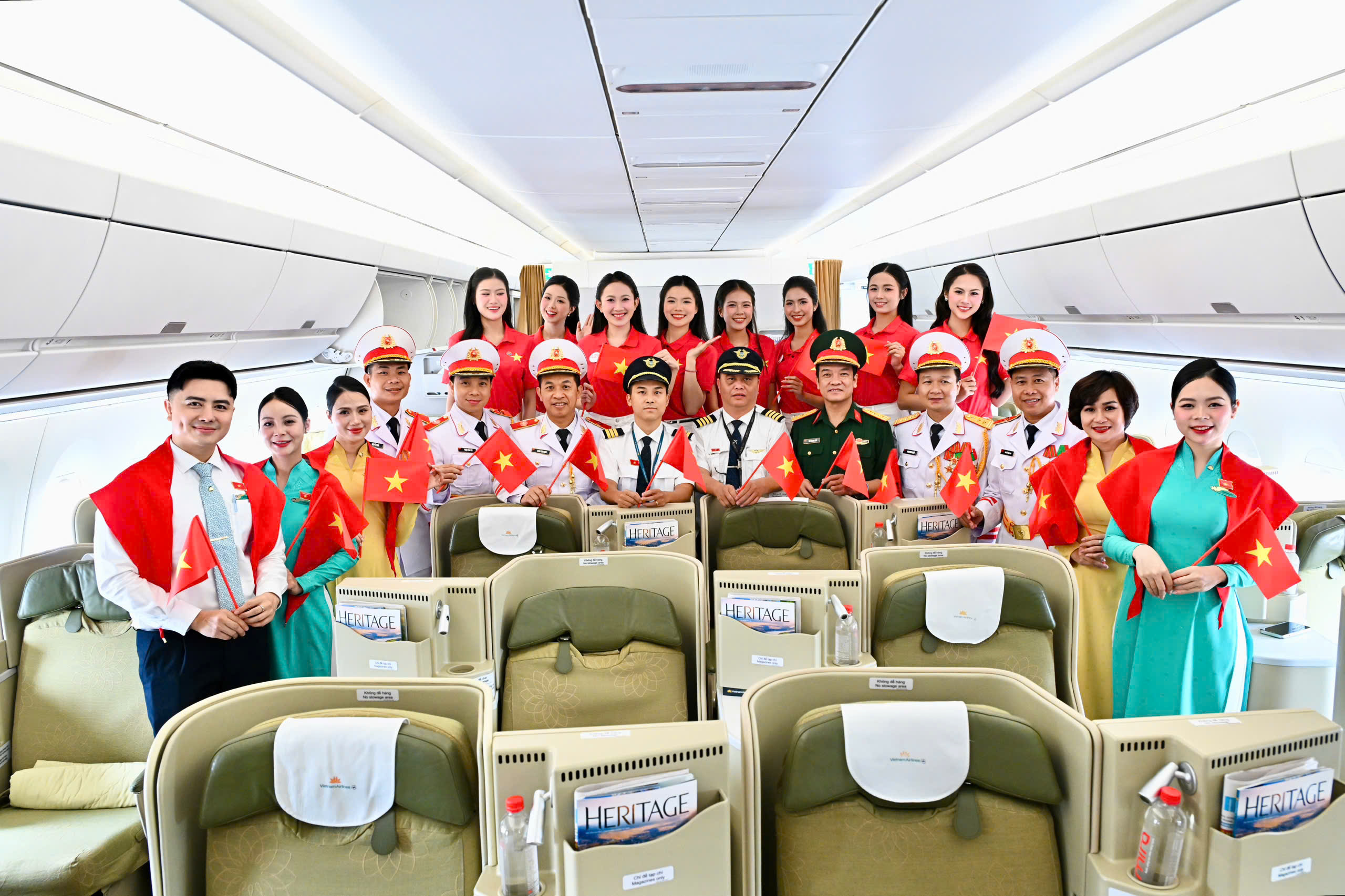 "&Acirc;m hưởng tự h&agrave;o" tr&ecirc;n chuyến bay đặc biệt dịp 2/9 - Ảnh 20.