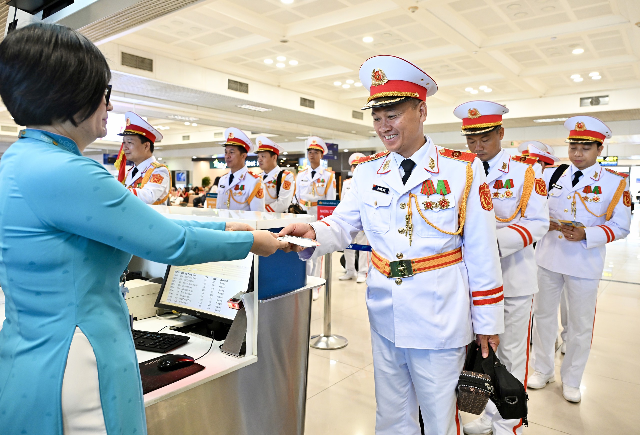 "&Acirc;m hưởng tự h&agrave;o" tr&ecirc;n chuyến bay đặc biệt dịp 2/9 - Ảnh 2.