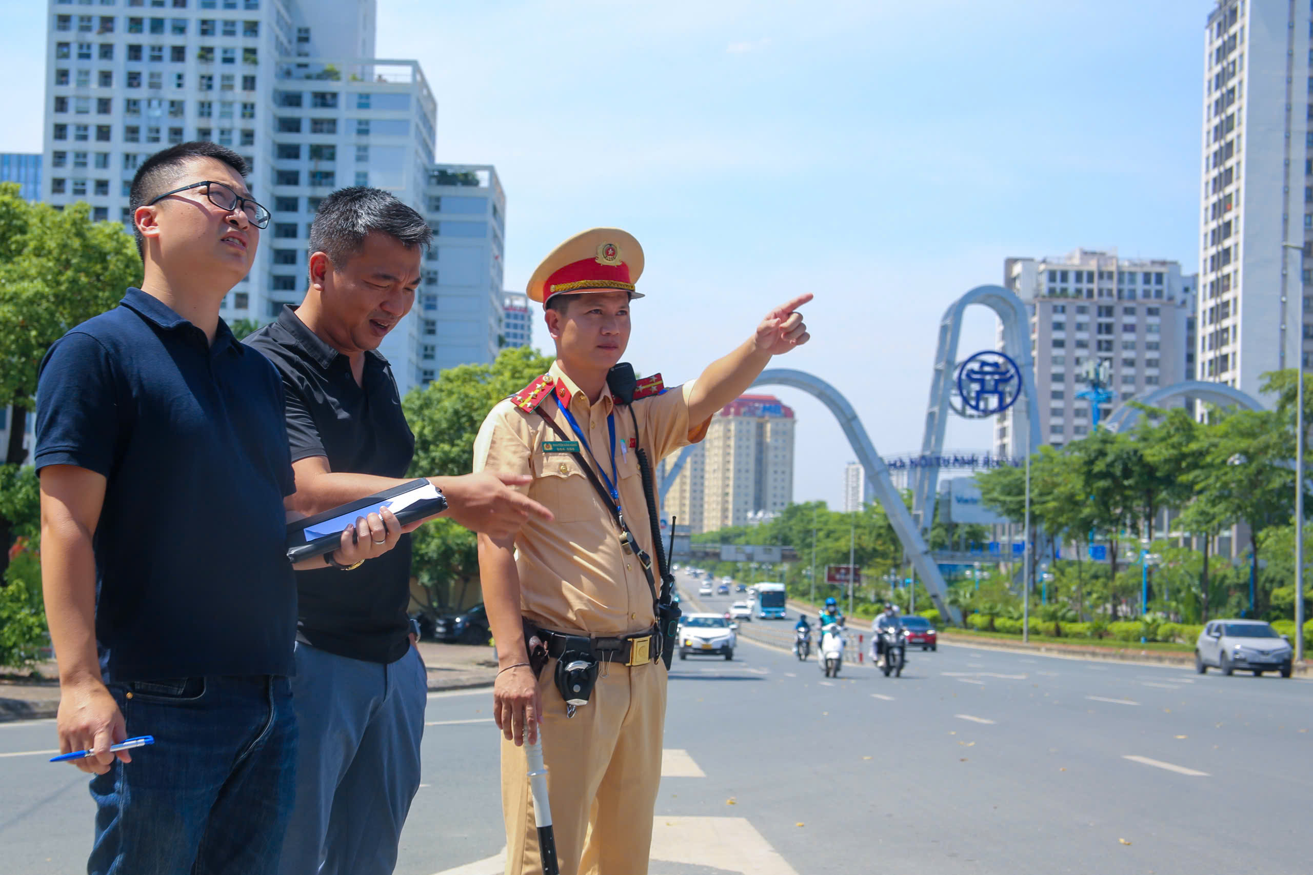 H&agrave; Nội: Gắn th&ecirc;m biển b&aacute;o, phạt nguội xe kh&ocirc;ng giữ khoảng c&aacute;ch an to&agrave;n tr&ecirc;n cầu Nhật T&acirc;n - Ảnh 2.