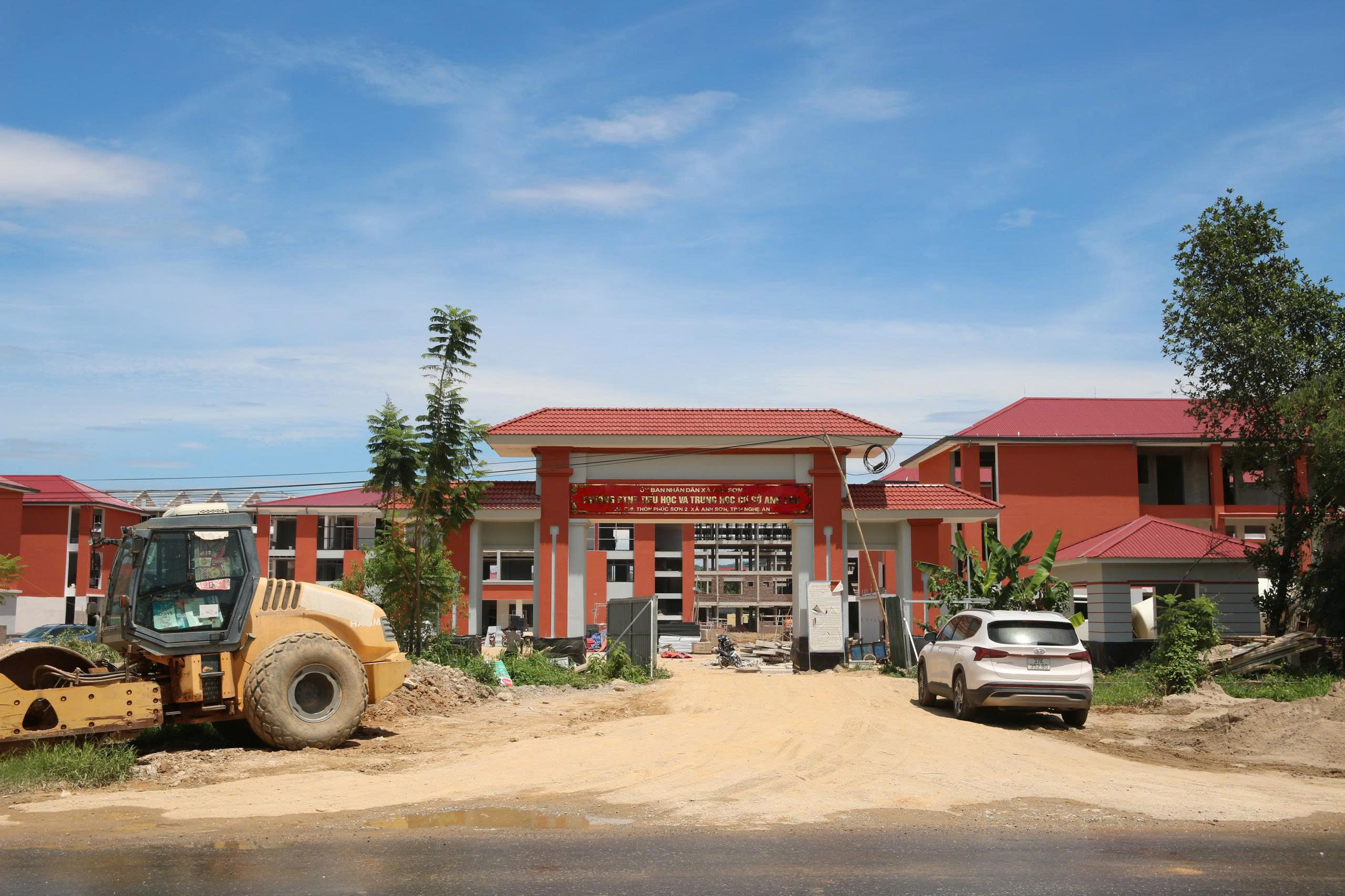 Chạy đua tiến độ, Nghệ An ho&agrave;n thiện trường li&ecirc;n cấp v&ugrave;ng cao trước khai giảng - Ảnh 2.
