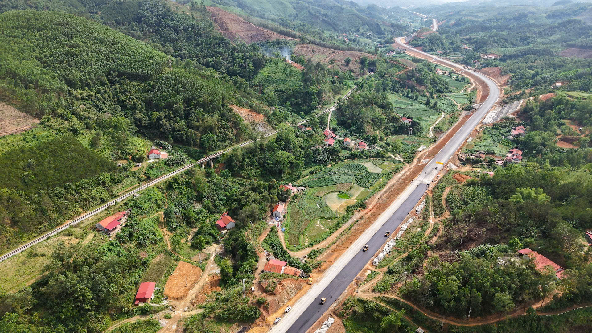 Hối hả đua tiến độ xuy&ecirc;n kỳ nghỉ lễ tr&ecirc;n đại c&ocirc;ng trường cao tốc - Ảnh 8.