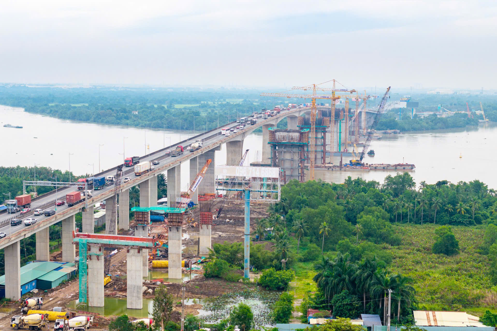Hối hả đua tiến độ xuy&ecirc;n kỳ nghỉ lễ tr&ecirc;n đại c&ocirc;ng trường cao tốc - Ảnh 14.