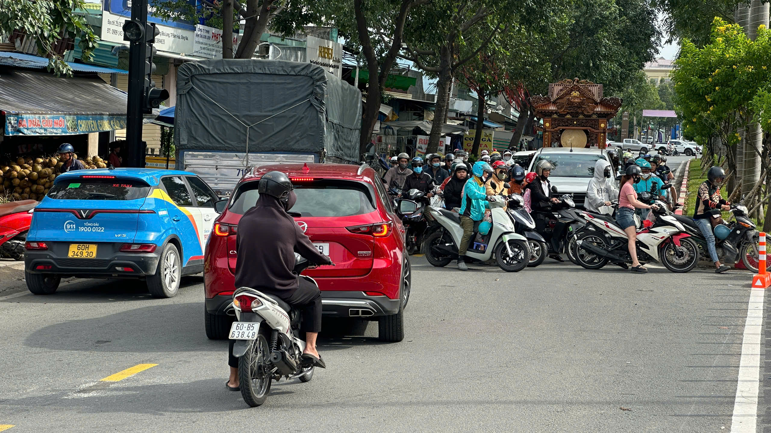 N&uacute;t giao đường Nguyễn &Aacute;i Quốc v&agrave; đường ven s&ocirc;ng Đồng Nai th&iacute; điểm ph&acirc;n luồng mới - Ảnh 4.