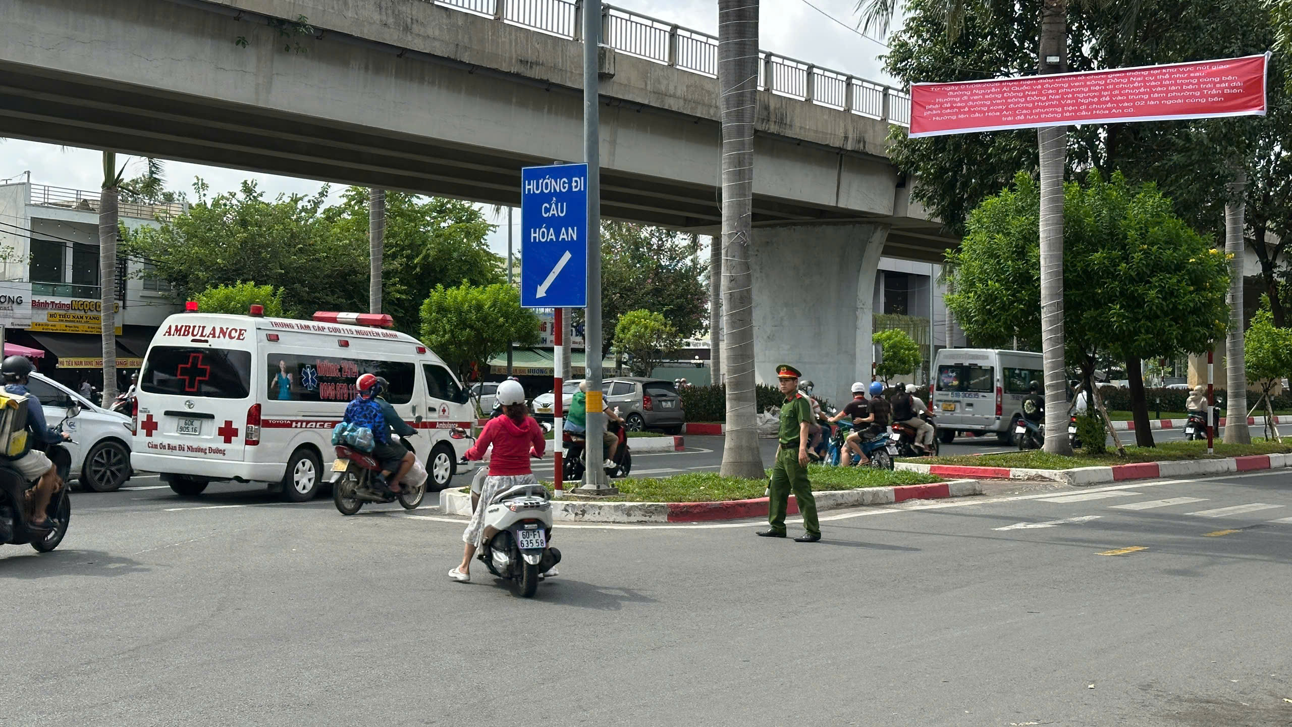 N&uacute;t giao đường Nguyễn &Aacute;i Quốc v&agrave; đường ven s&ocirc;ng Đồng Nai th&iacute; điểm ph&acirc;n luồng mới - Ảnh 1.