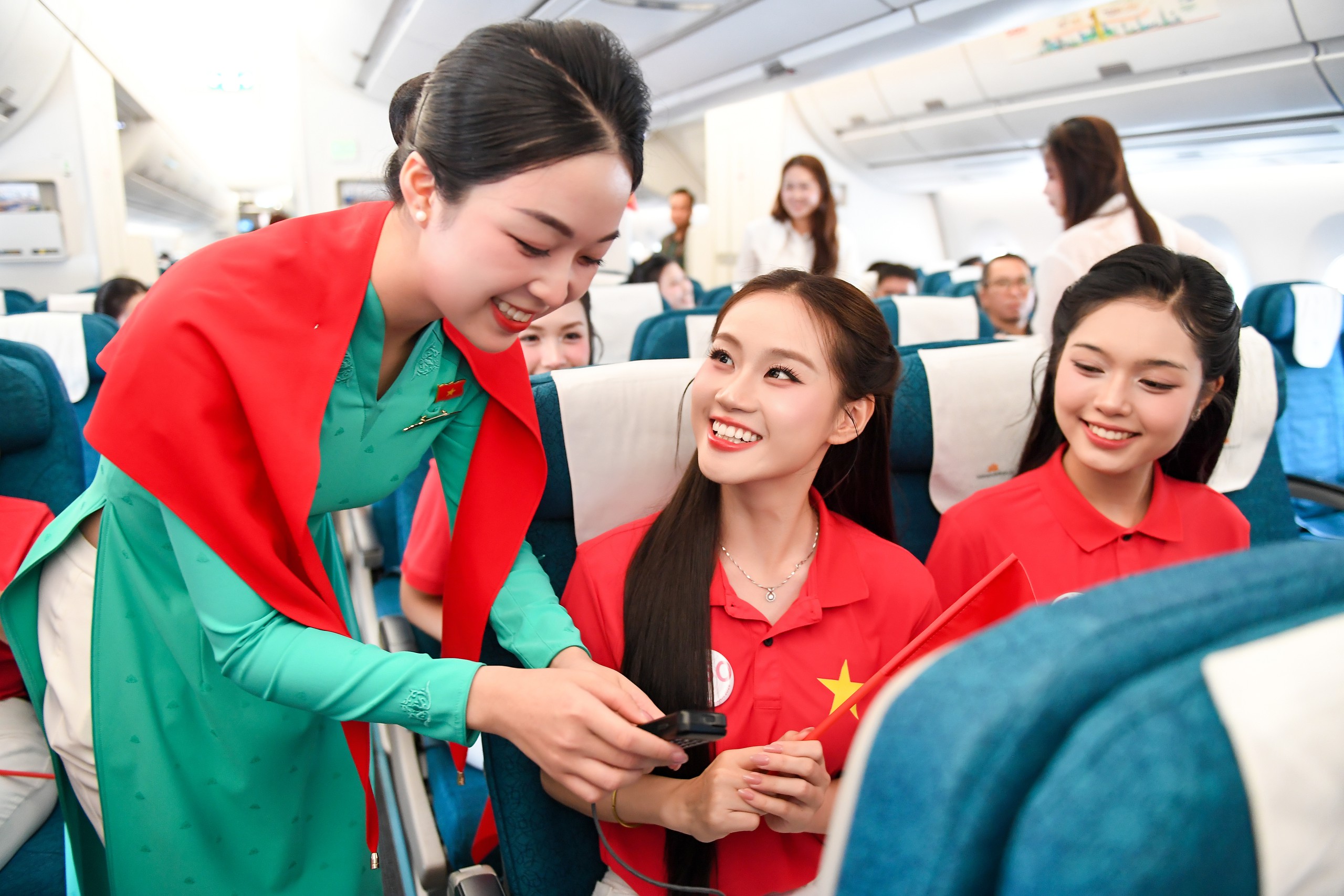 "&Acirc;m hưởng tự h&agrave;o" tr&ecirc;n chuyến bay đặc biệt dịp 2/9 - Ảnh 5.