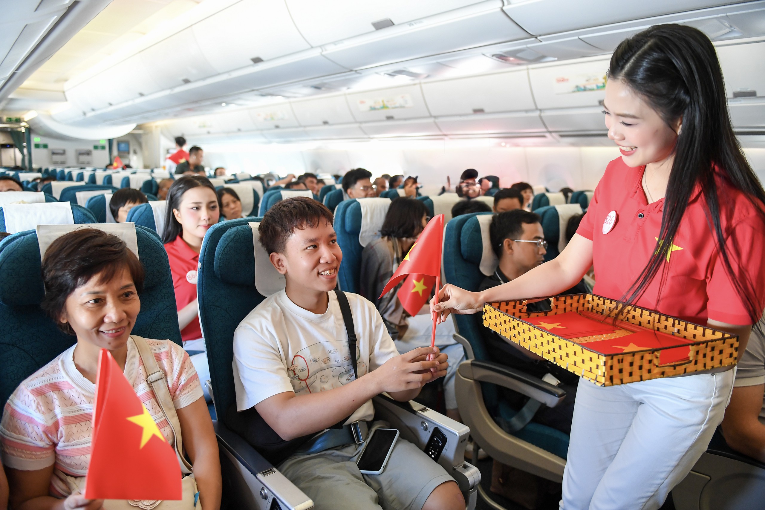 "&Acirc;m hưởng tự h&agrave;o" tr&ecirc;n chuyến bay đặc biệt dịp 2/9 - Ảnh 6.