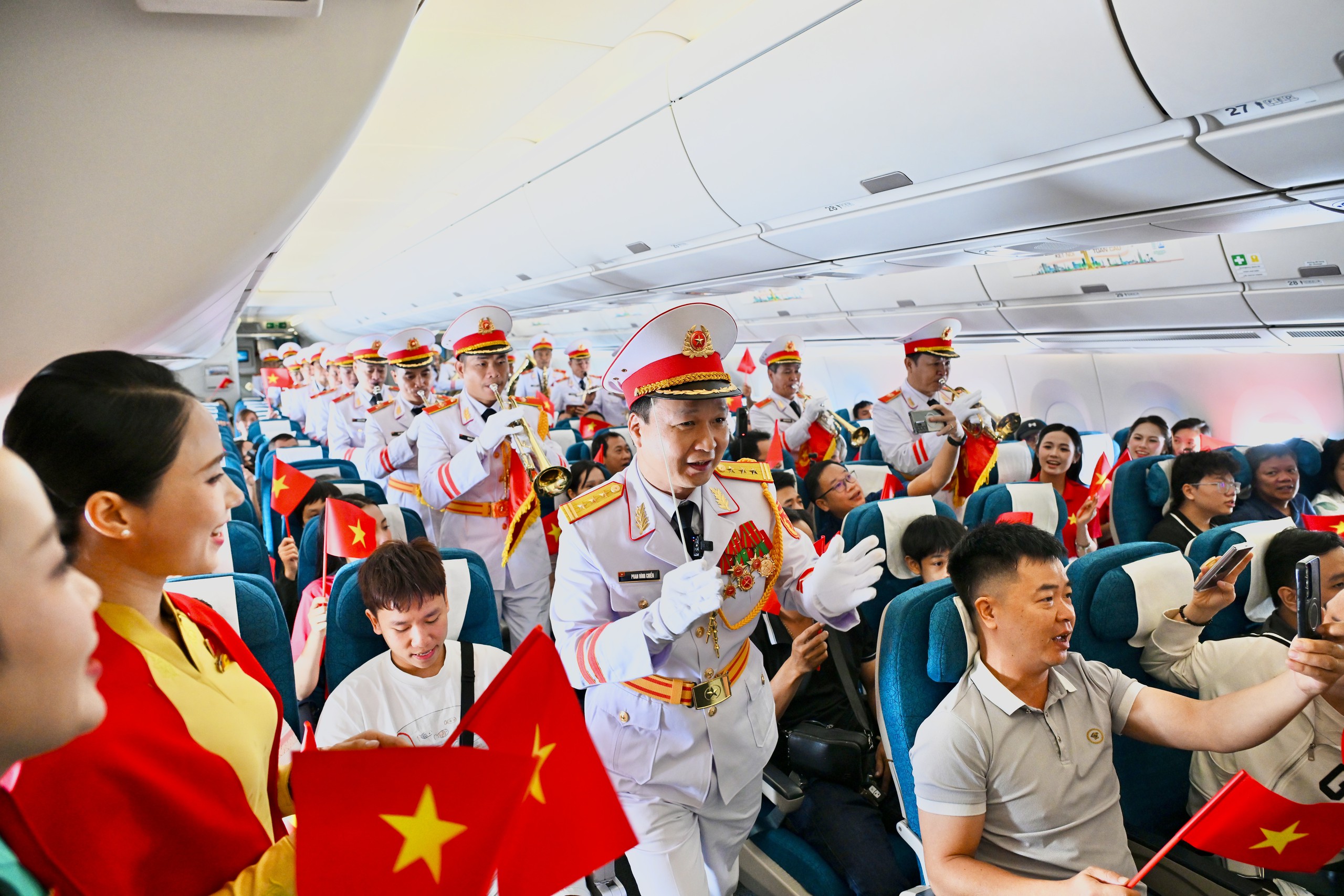 "&Acirc;m hưởng tự h&agrave;o" tr&ecirc;n chuyến bay đặc biệt dịp 2/9 - Ảnh 7.
