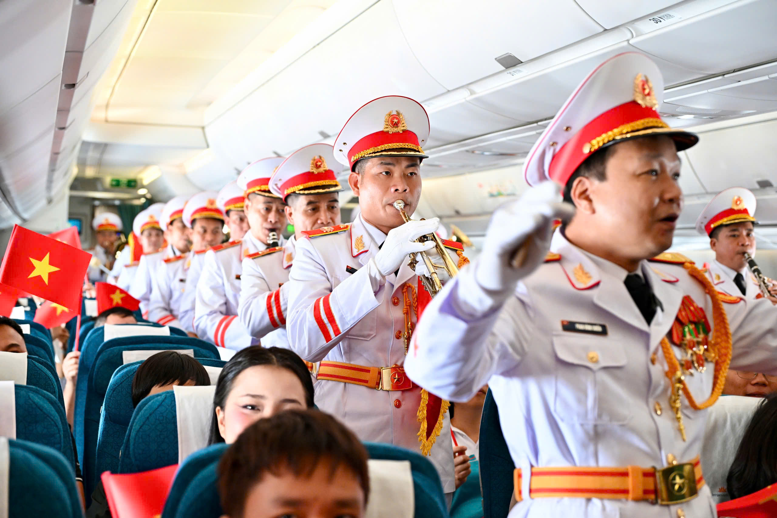 "&Acirc;m hưởng tự h&agrave;o" tr&ecirc;n chuyến bay đặc biệt dịp 2/9 - Ảnh 8.