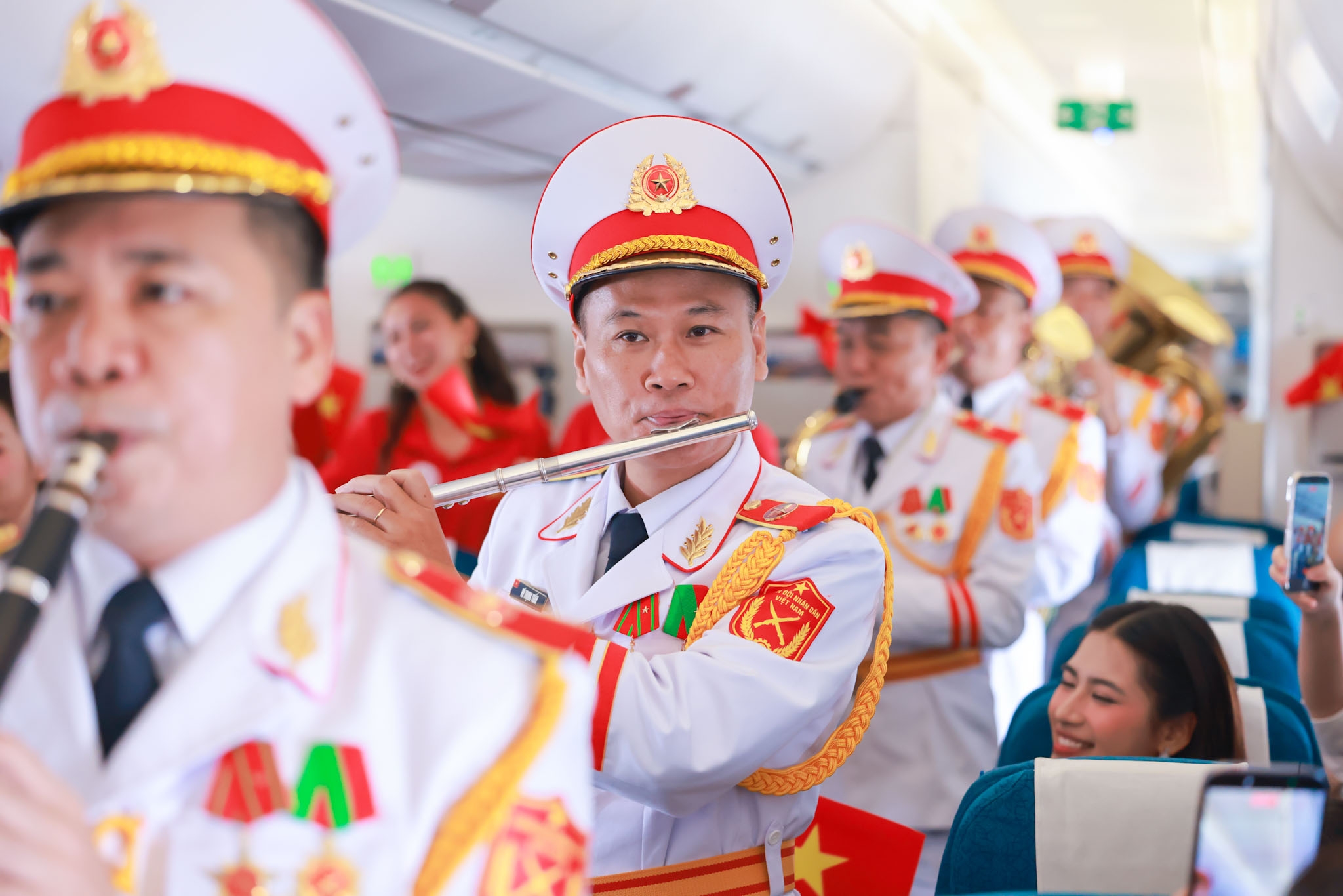 "&Acirc;m hưởng tự h&agrave;o" tr&ecirc;n chuyến bay đặc biệt dịp 2/9 - Ảnh 9.