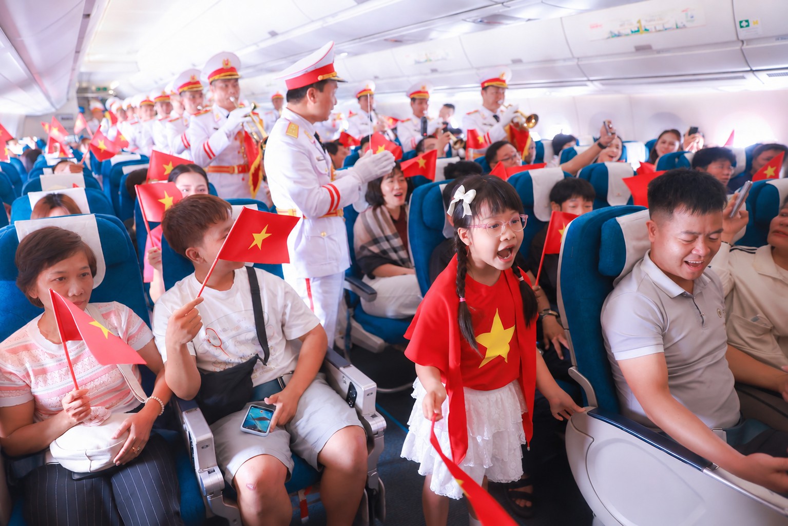 "&Acirc;m hưởng tự h&agrave;o" tr&ecirc;n chuyến bay đặc biệt dịp 2/9 - Ảnh 10.