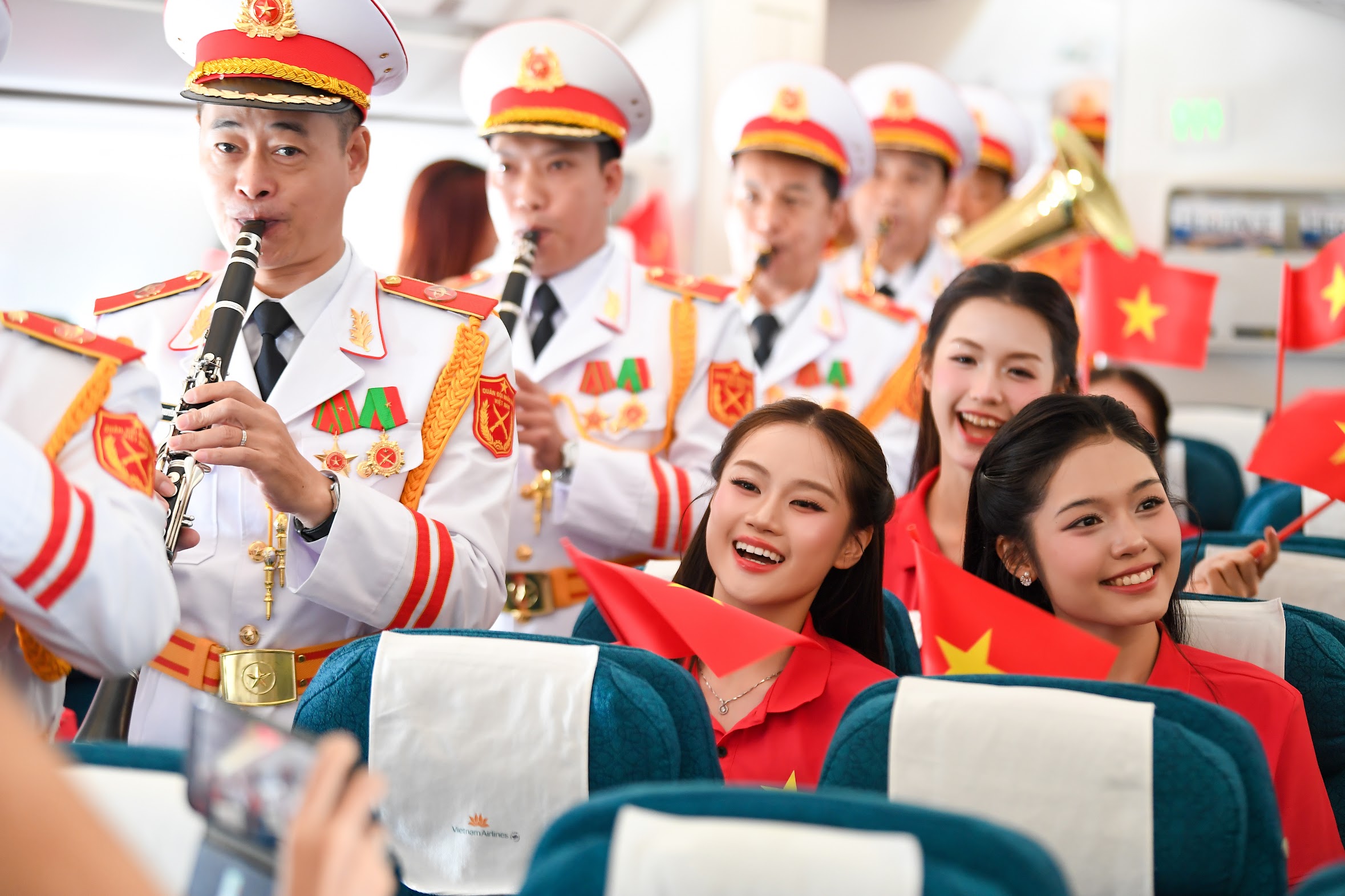 "&Acirc;m hưởng tự h&agrave;o" tr&ecirc;n chuyến bay đặc biệt dịp 2/9 - Ảnh 11.