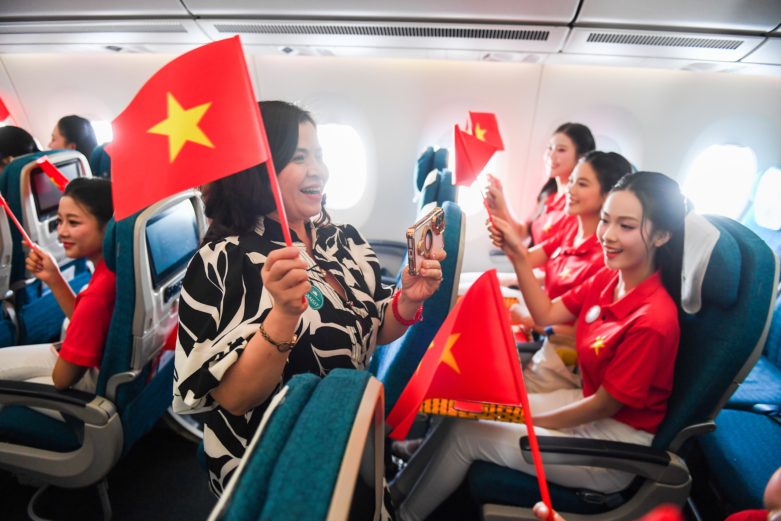 "&Acirc;m hưởng tự h&agrave;o" tr&ecirc;n chuyến bay đặc biệt dịp 2/9 - Ảnh 12.