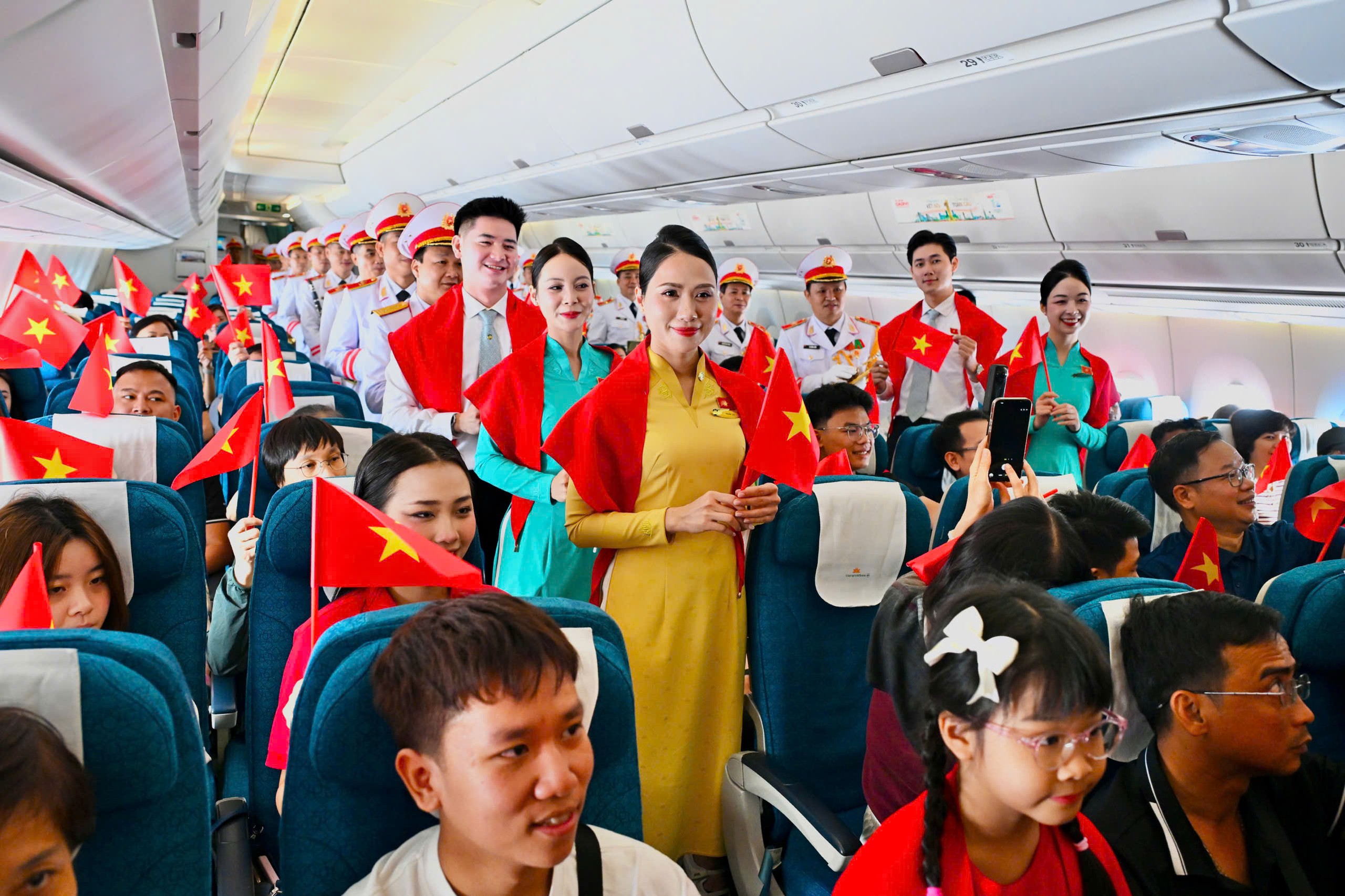 "&Acirc;m hưởng tự h&agrave;o" tr&ecirc;n chuyến bay đặc biệt dịp 2/9 - Ảnh 13.