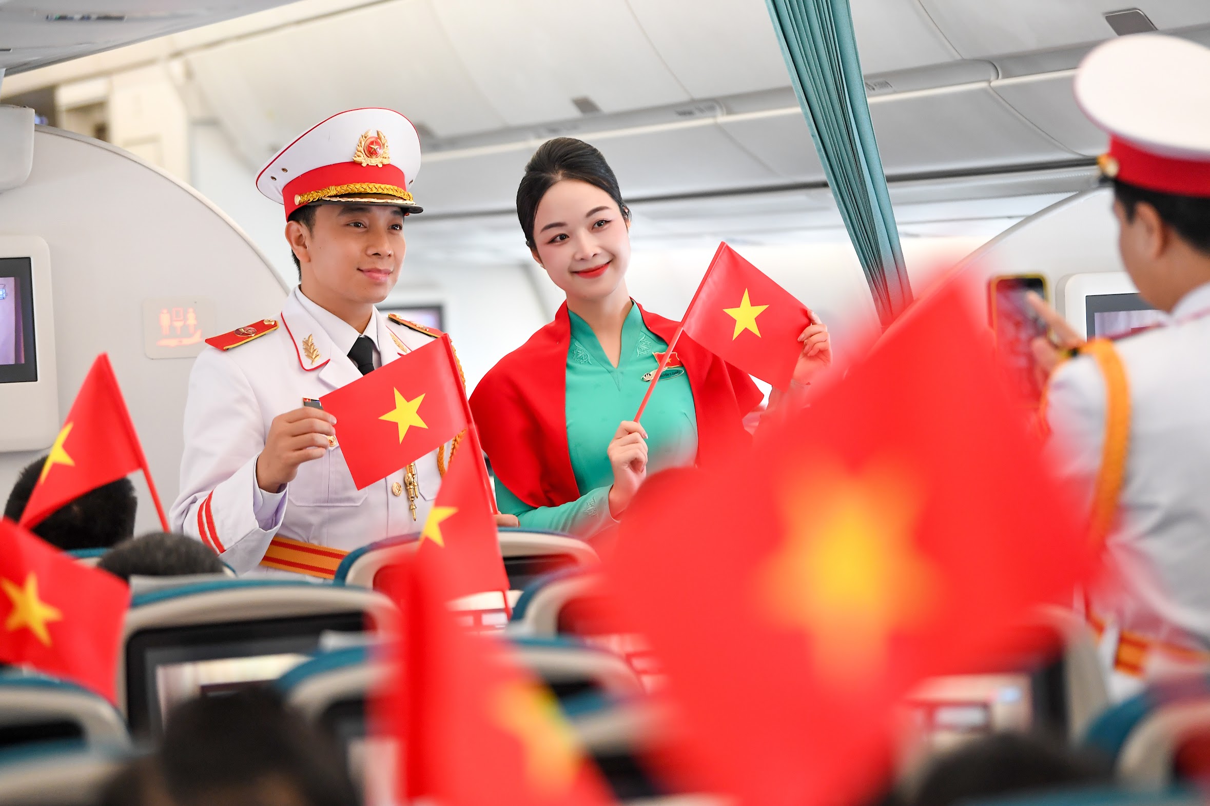 "&Acirc;m hưởng tự h&agrave;o" tr&ecirc;n chuyến bay đặc biệt dịp 2/9 - Ảnh 14.