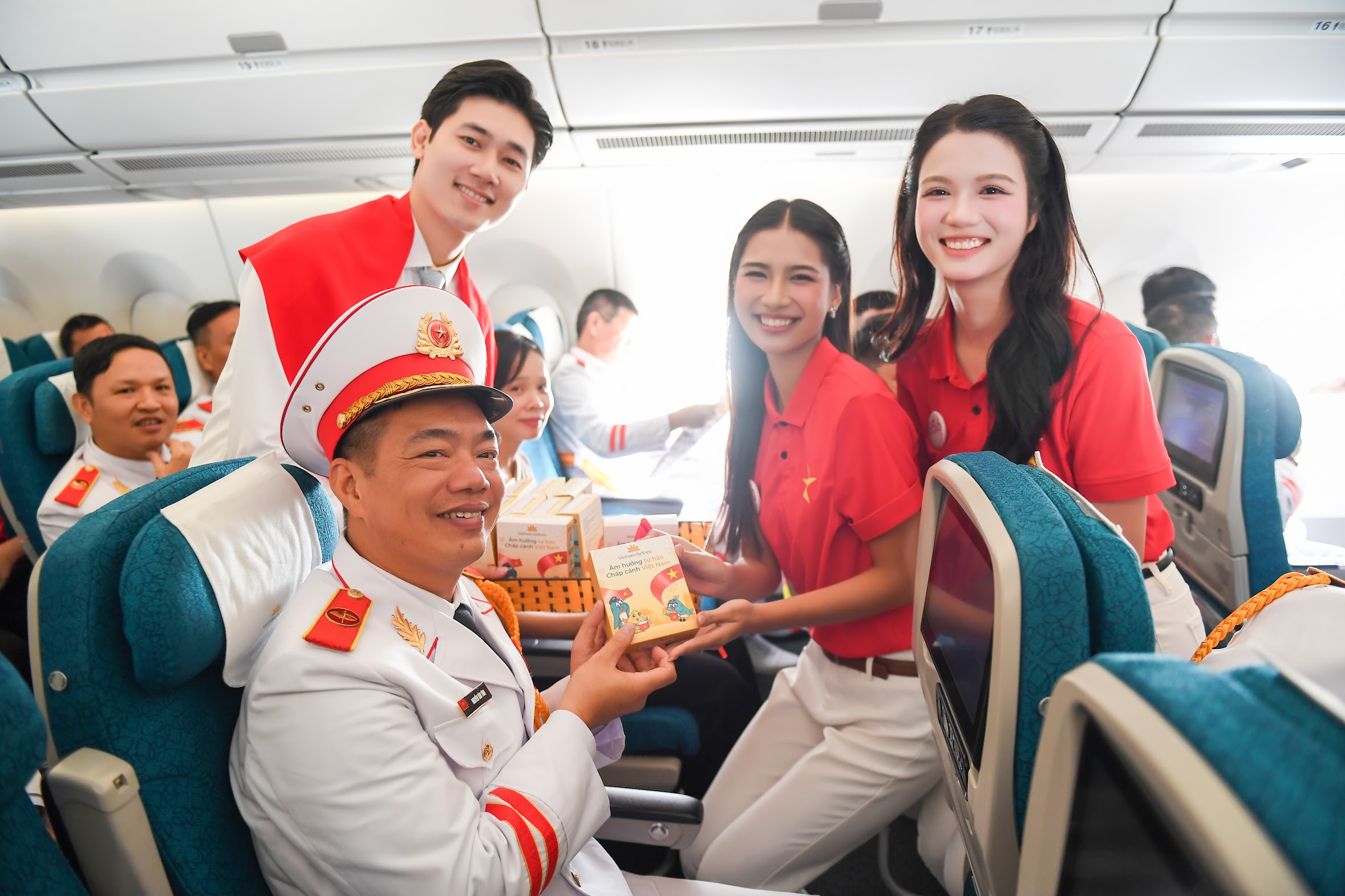 "&Acirc;m hưởng tự h&agrave;o" tr&ecirc;n chuyến bay đặc biệt dịp 2/9 - Ảnh 17.