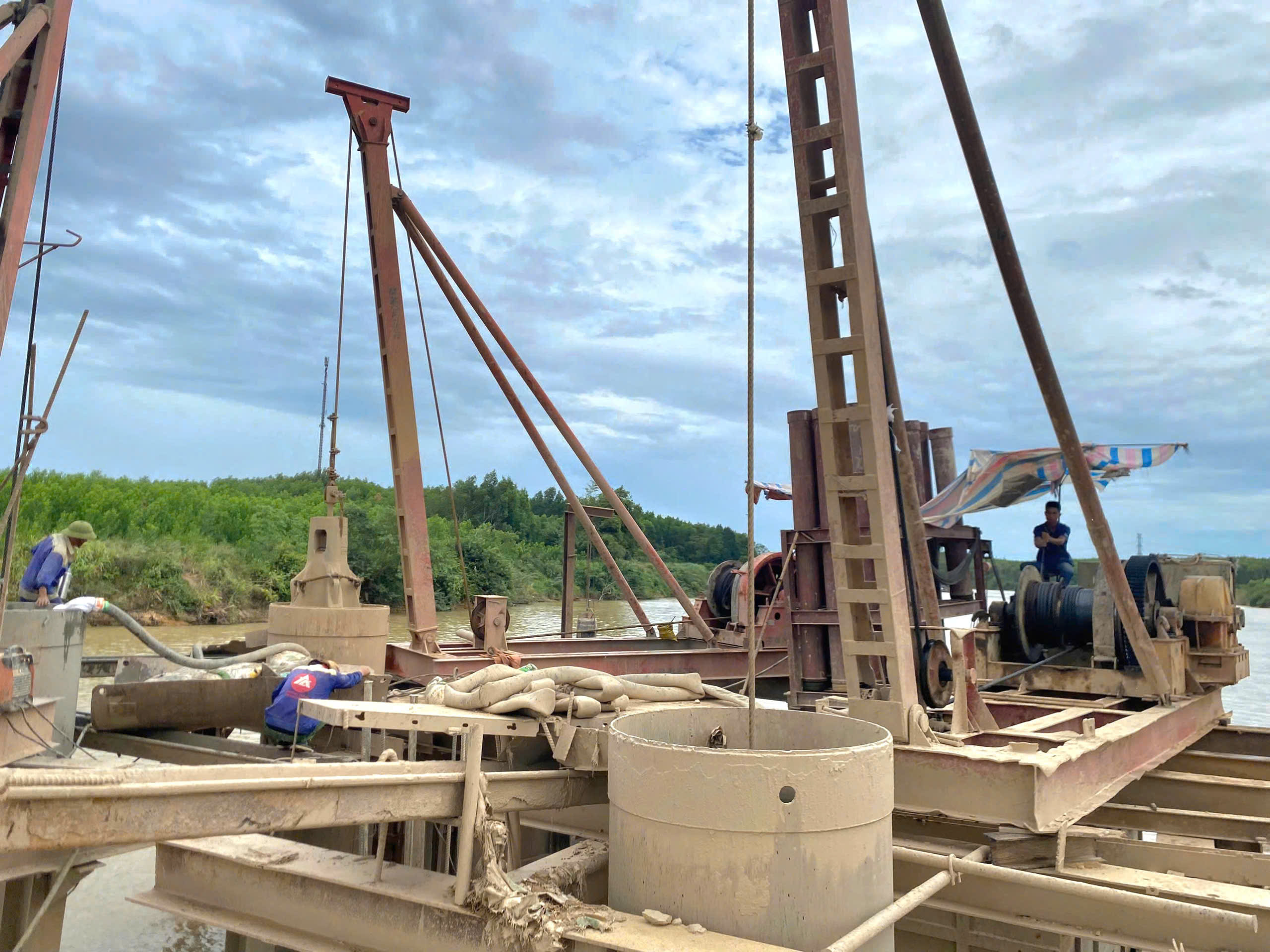 Hối hả đua tiến độ xuy&ecirc;n kỳ nghỉ lễ tr&ecirc;n đại c&ocirc;ng trường cao tốc - Ảnh 4.