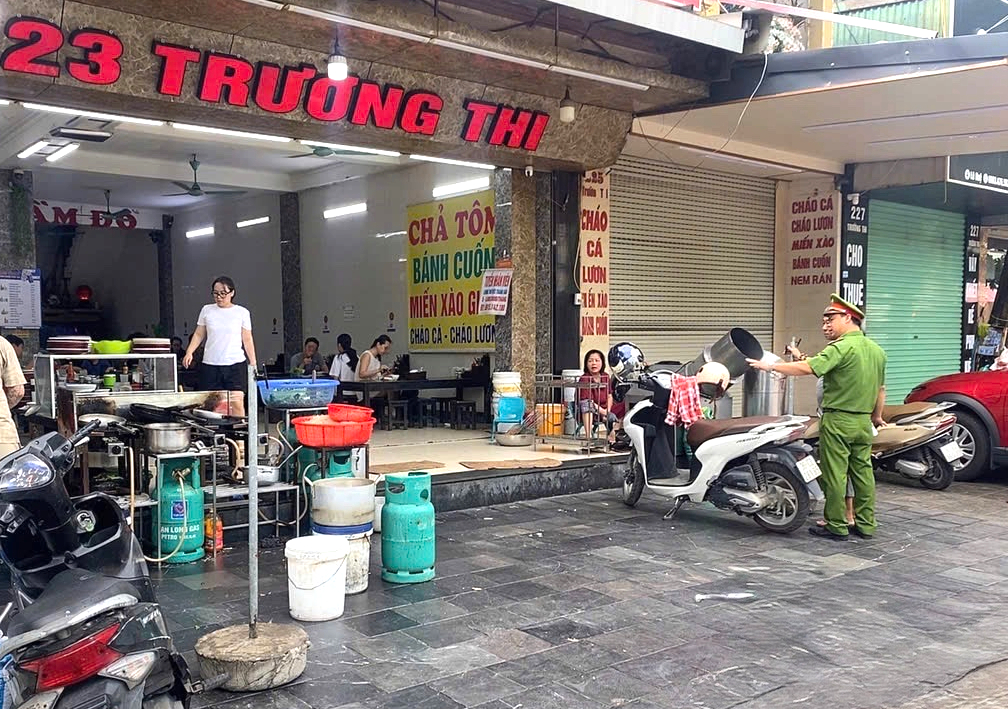 Thanh H&oacute;a: Xử l&yacute; h&agrave;ng trăm trường hợp dừng, đỗ xe sai quy định - Ảnh 1.