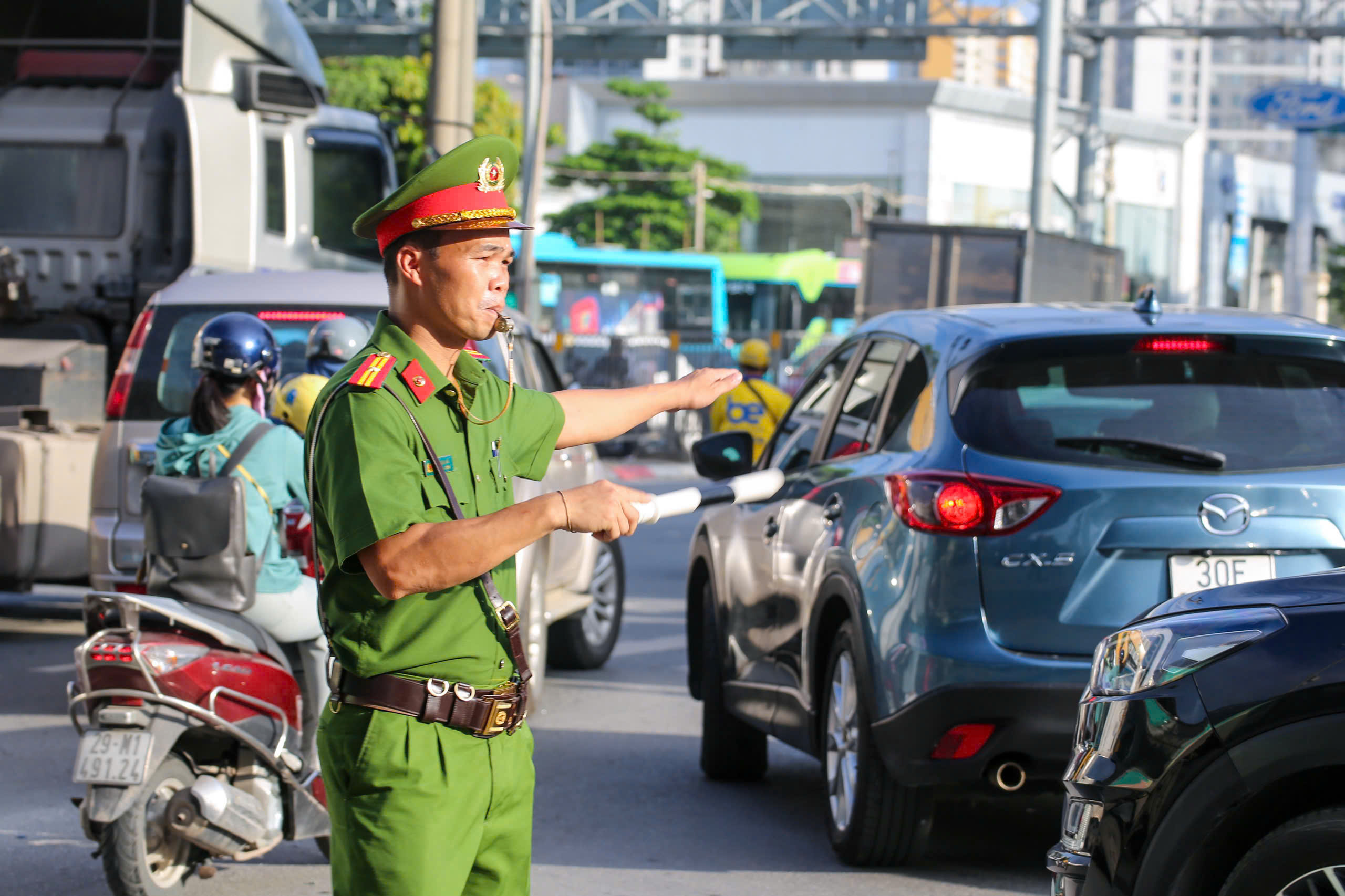Người d&acirc;n trở lại H&agrave; Nội sau nghỉ lễ 2/9 di chuyển thế n&agrave;o để tr&aacute;nh &ugrave;n tắc? - Ảnh 1.