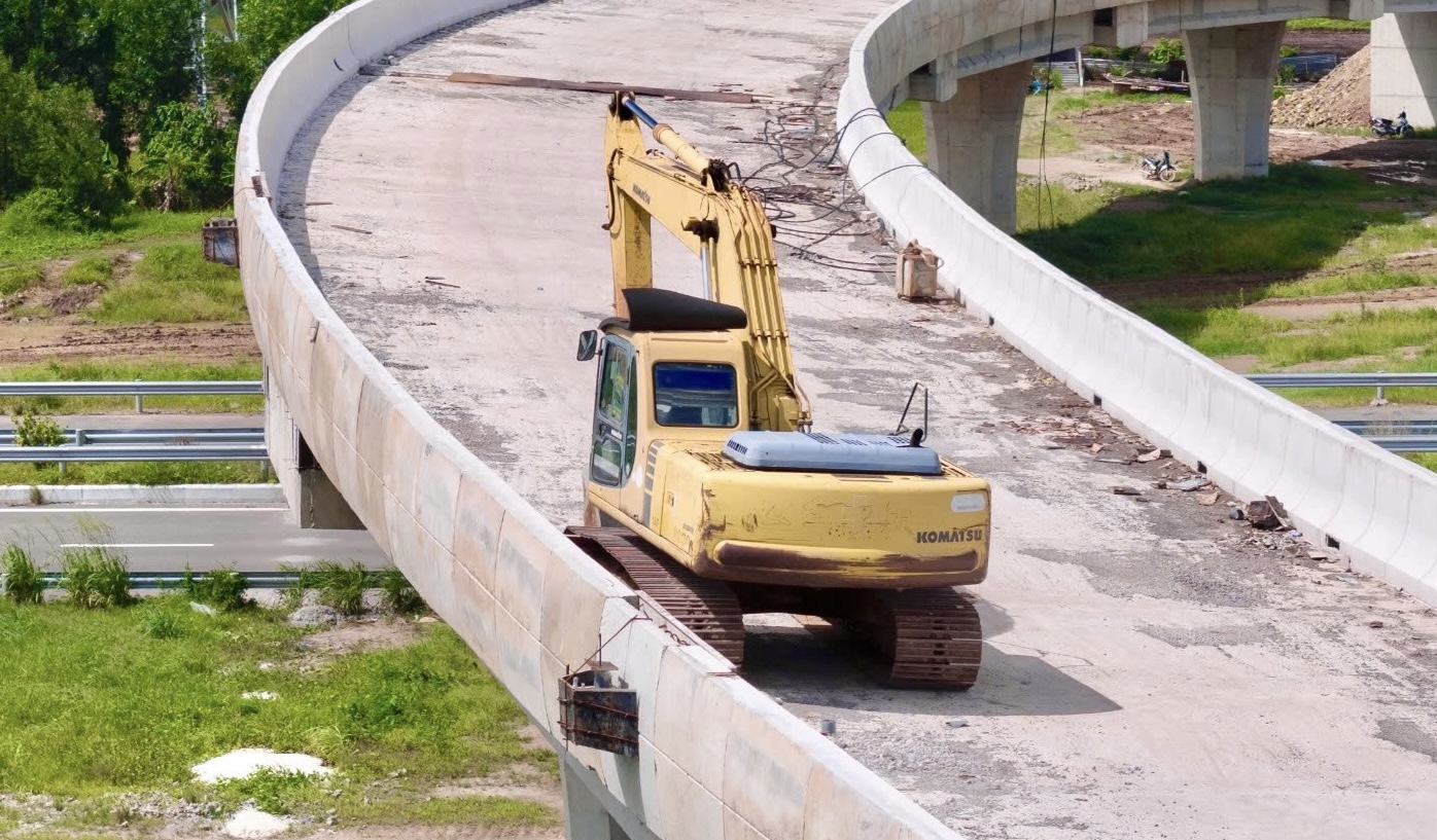 Kỹ sư, c&ocirc;ng nh&acirc;n b&aacute;m trụ xuy&ecirc;n lễ tr&ecirc;n những tuyến giao th&ocirc;ng kết nối s&acirc;n bay Long Th&agrave;nh - Ảnh 6.
