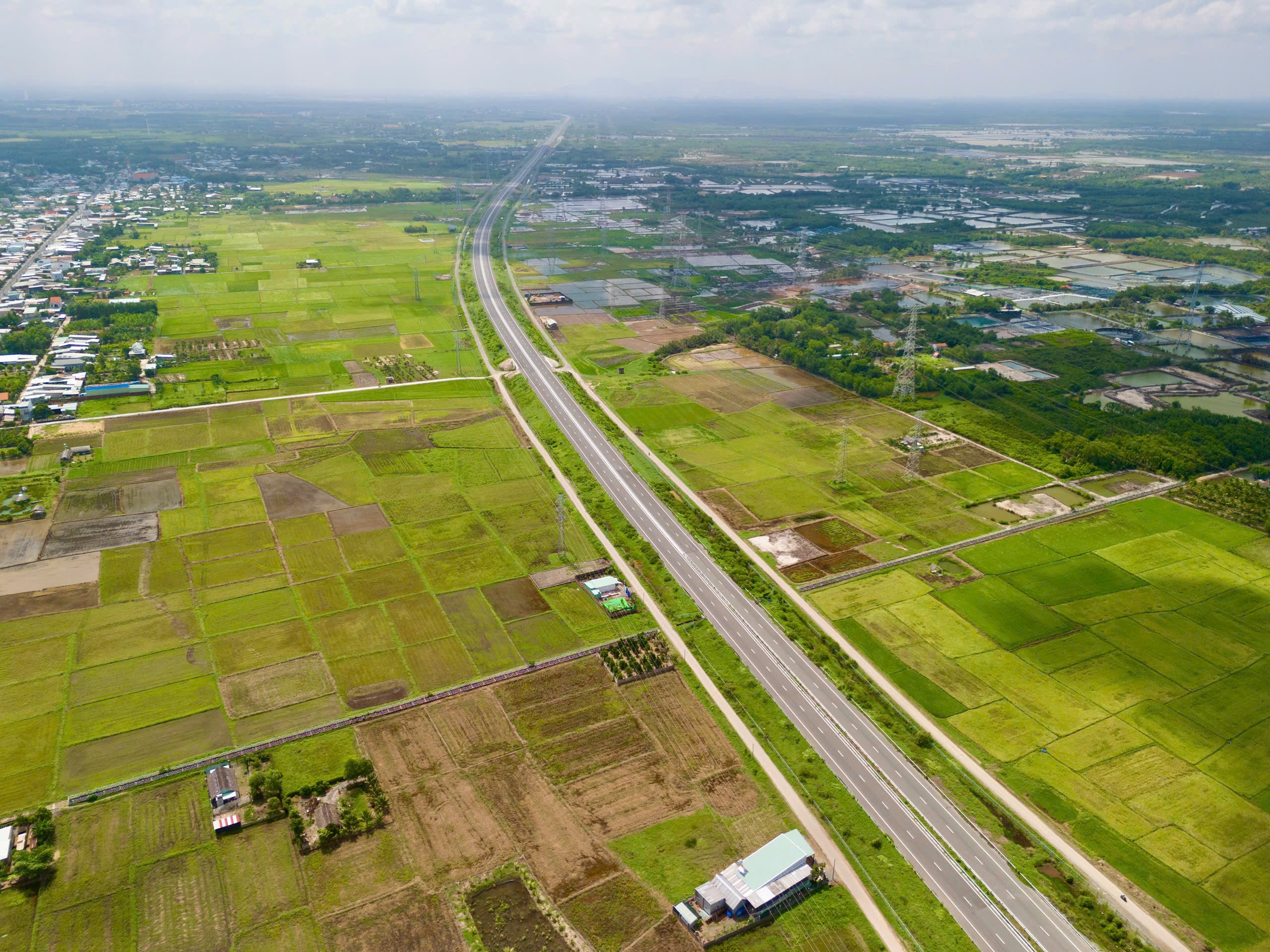 Kỹ sư, c&ocirc;ng nh&acirc;n b&aacute;m trụ xuy&ecirc;n lễ tr&ecirc;n những tuyến giao th&ocirc;ng kết nối s&acirc;n bay Long Th&agrave;nh - Ảnh 2.