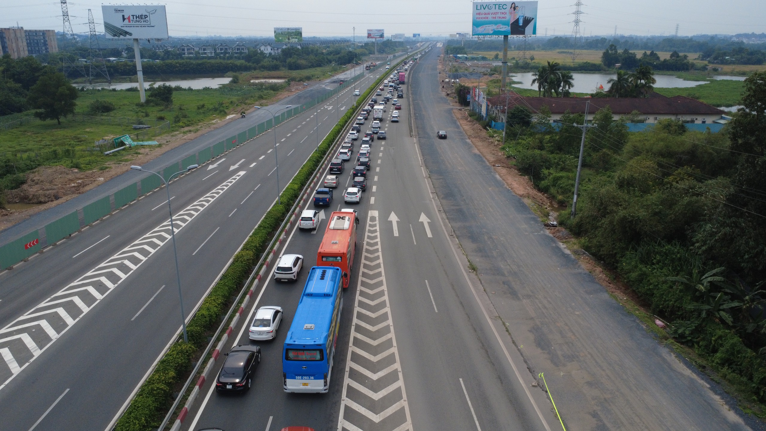 Người d&acirc;n kết th&uacute;c kỳ nghỉ sớm, cao tốc hướng về TP.HCM xảy ra &ugrave;n tắc - Ảnh 1.