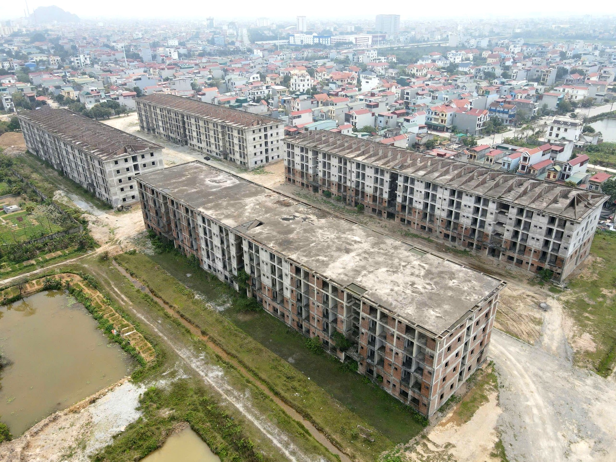 Ninh B&igrave;nh: Dừng dự &aacute;n nh&agrave; ở c&ocirc;ng vụ dở dang, tập trung ho&agrave;n thiện k&yacute; t&uacute;c x&aacute; cho sinh vi&ecirc;n- Ảnh 1.