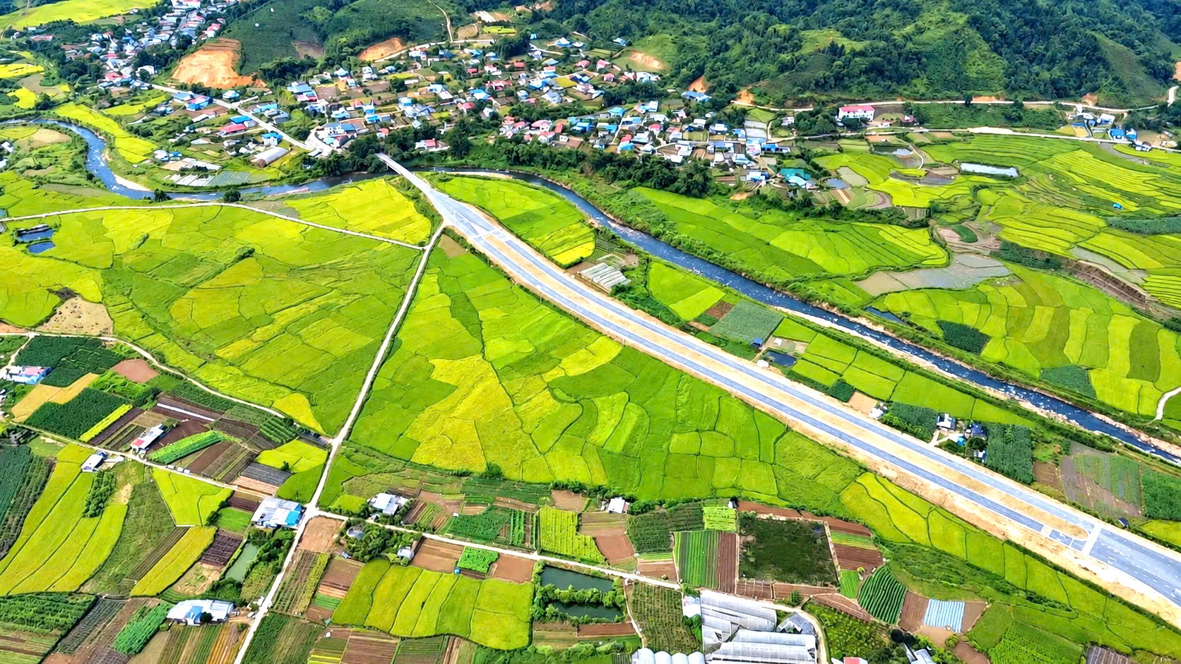 To&agrave;n cảnh tuyến đường kết nối Lai Ch&acirc;u với cao tốc Nội B&agrave;i - L&agrave;o Cai vừa ho&agrave;n th&agrave;nh- Ảnh 1.