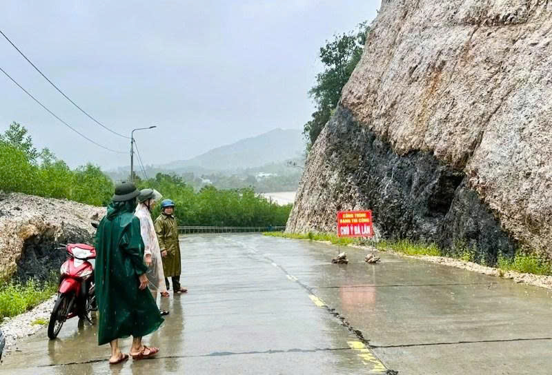 Mưa lớn khiến nhiều tuyến đường miền n&uacute;i sạt lở, Đ&agrave; Nẵng ra c&ocirc;ng điện ứng ph&oacute; thi&ecirc;n tai- Ảnh 2.