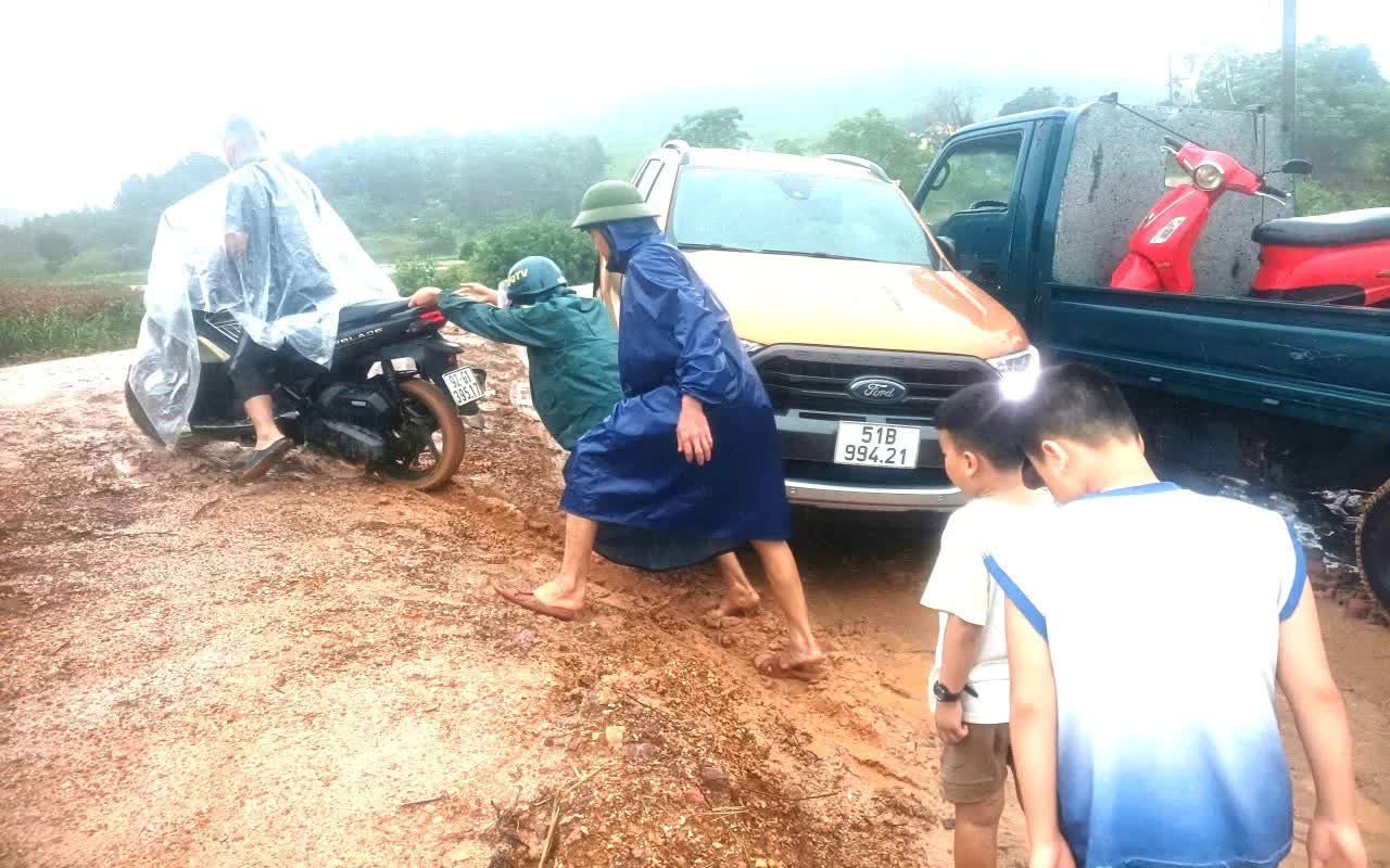 Quảng Trị: Mưa lớn, nhiều cầu tr&agrave;n ngập s&acirc;u, 59 hộ d&acirc;n được di dời đến nơi an to&agrave;n- Ảnh 7.