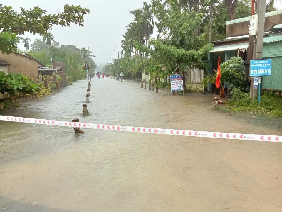 Mưa lớn khiến nhiều tuyến đường miền n&uacute;i sạt lở, Đ&agrave; Nẵng ra c&ocirc;ng điện ứng ph&oacute; thi&ecirc;n tai- Ảnh 1.
