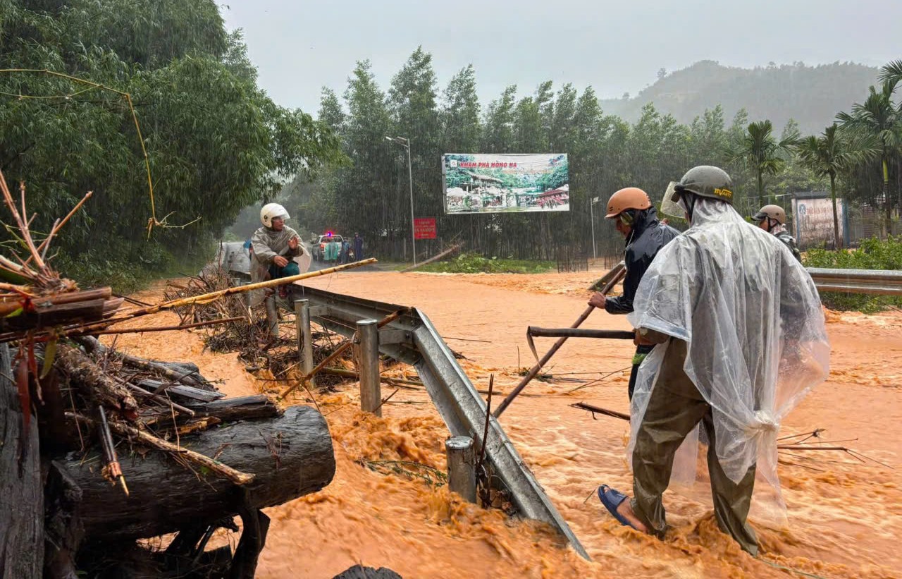 Nhiều đoạn đường ở ph&iacute;a t&acirc;y TP Huế tiếp tục sạt lở taluy, ngập cục bộ- Ảnh 1.