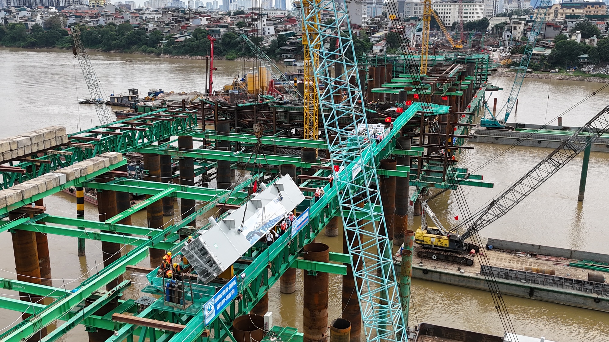 H&agrave; Nội: Ba đại c&ocirc;ng trường cầu vượt s&ocirc;ng Hồng c&ugrave;ng tăng tốc, chạy đua về đ&iacute;ch trước APEC- Ảnh 2.