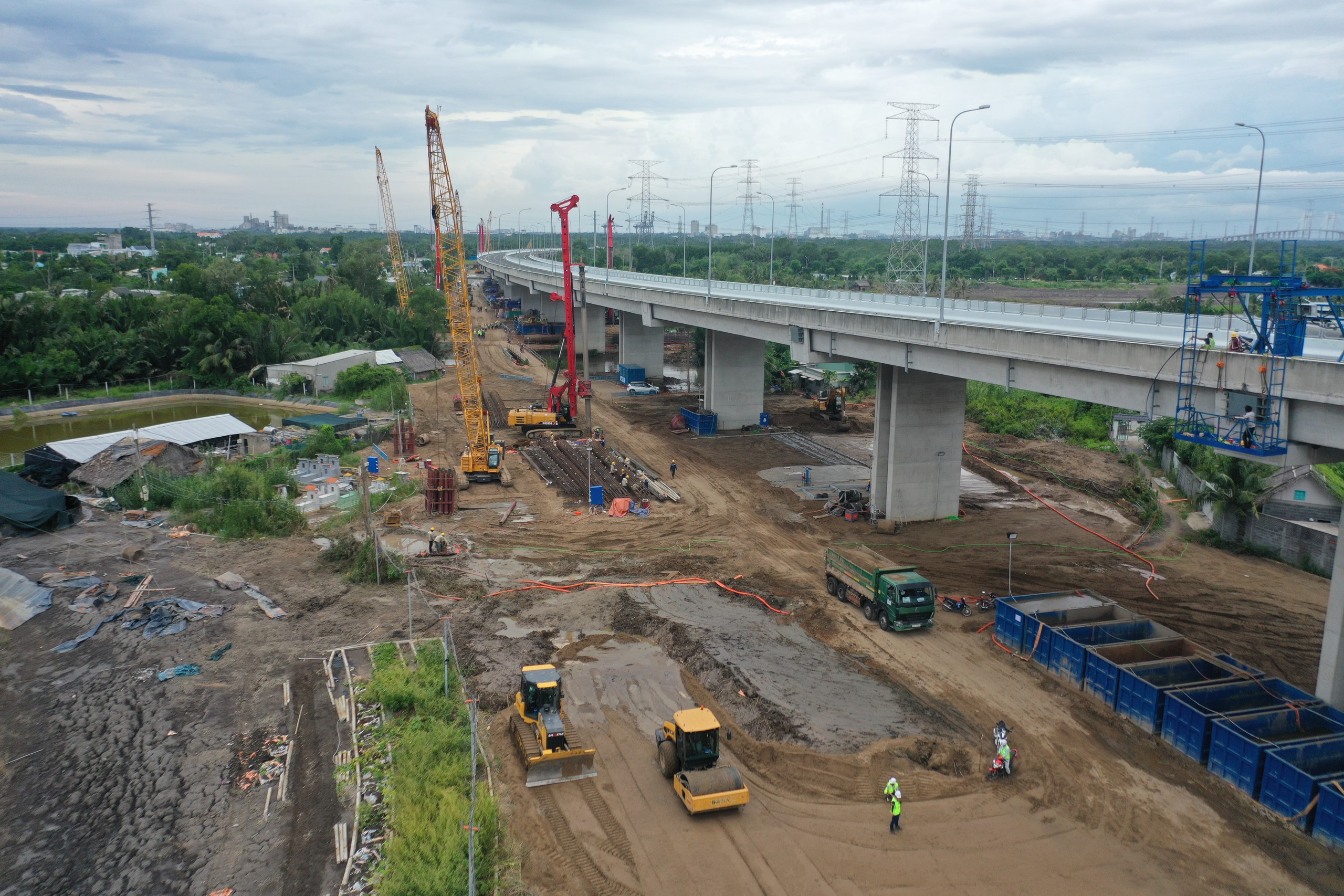 Nhộn nhịp c&ocirc;ng trường &ldquo;si&ecirc;u n&uacute;t giao&rdquo; chiến lược ở Cần Giờ - Ảnh 8.