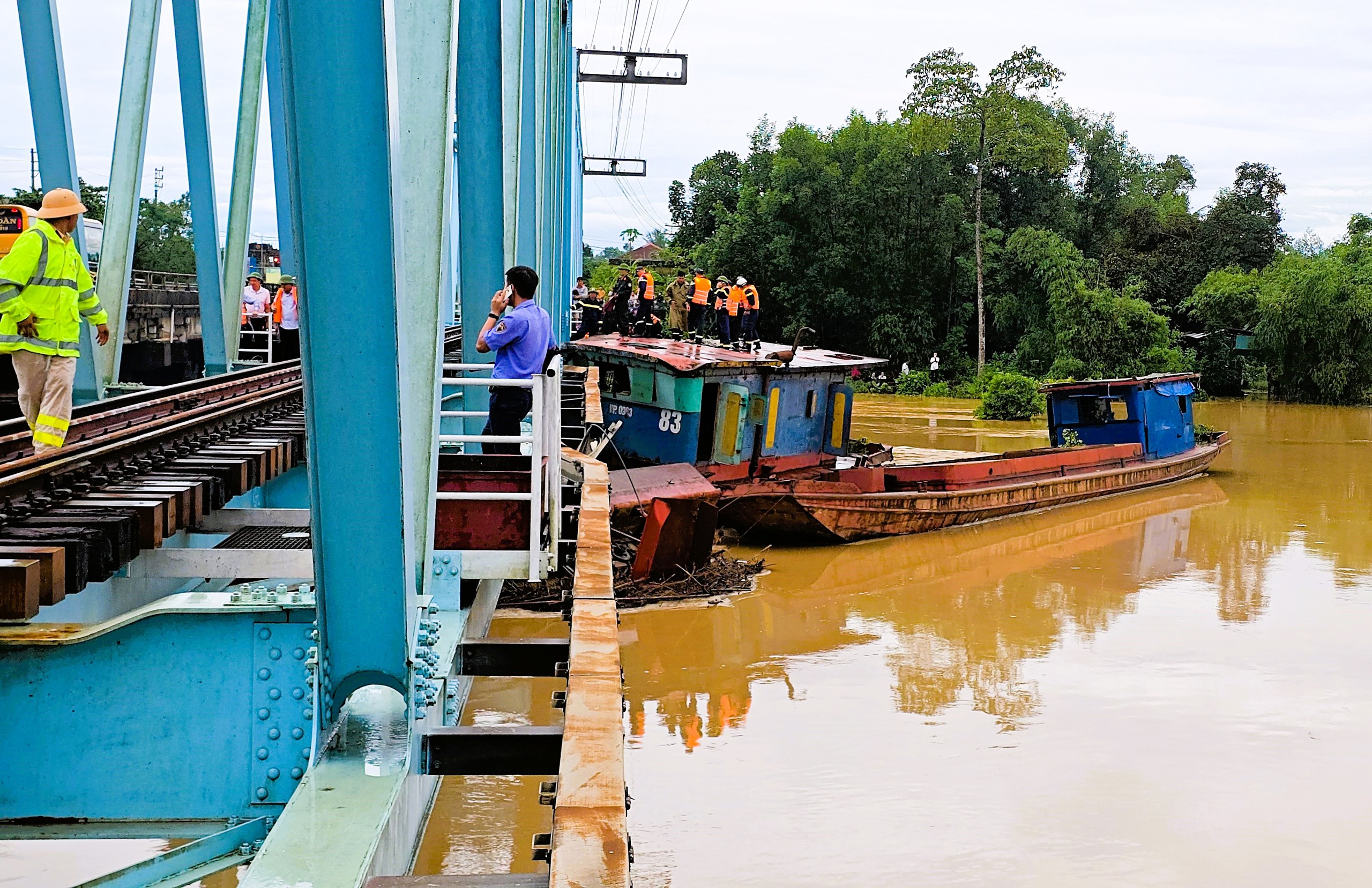 Hiện trường giải cứu 3 s&agrave; lan uy hiếp cầu đường sắt v&agrave; cầu đường bộ Mỹ Ch&aacute;nh- Ảnh 8.