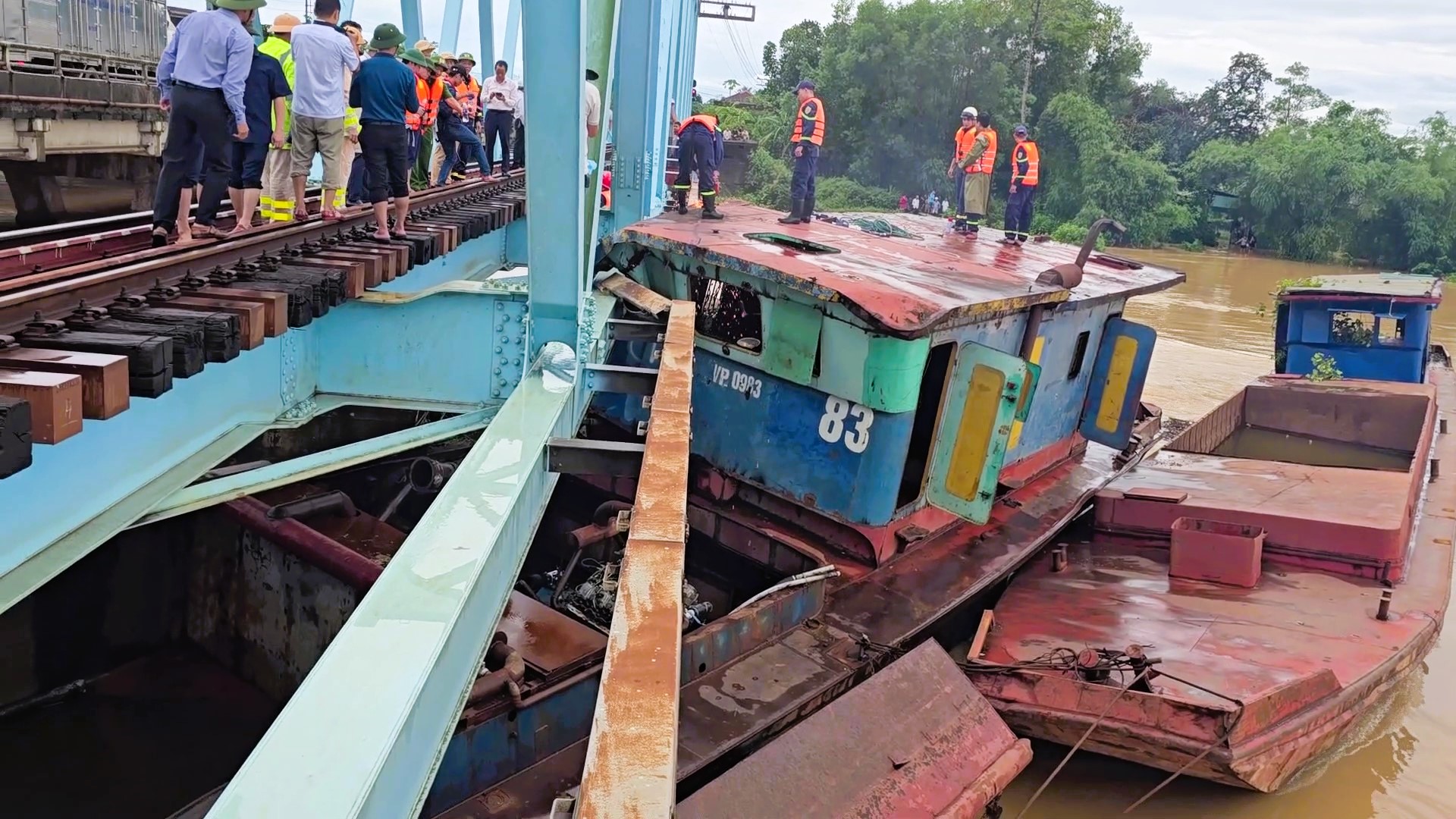 Hiện trường giải cứu 3 s&agrave; lan uy hiếp cầu đường sắt v&agrave; cầu đường bộ Mỹ Ch&aacute;nh- Ảnh 9.