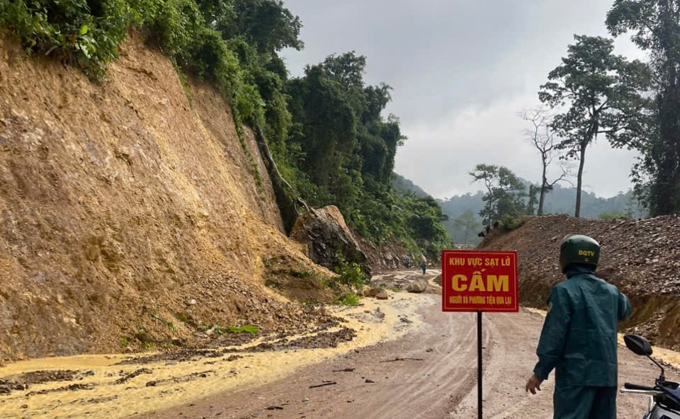 Quảng Trị: Mưa lớn, nhiều cầu tr&agrave;n ngập s&acirc;u, 59 hộ d&acirc;n được di dời đến nơi an to&agrave;n- Ảnh 4.