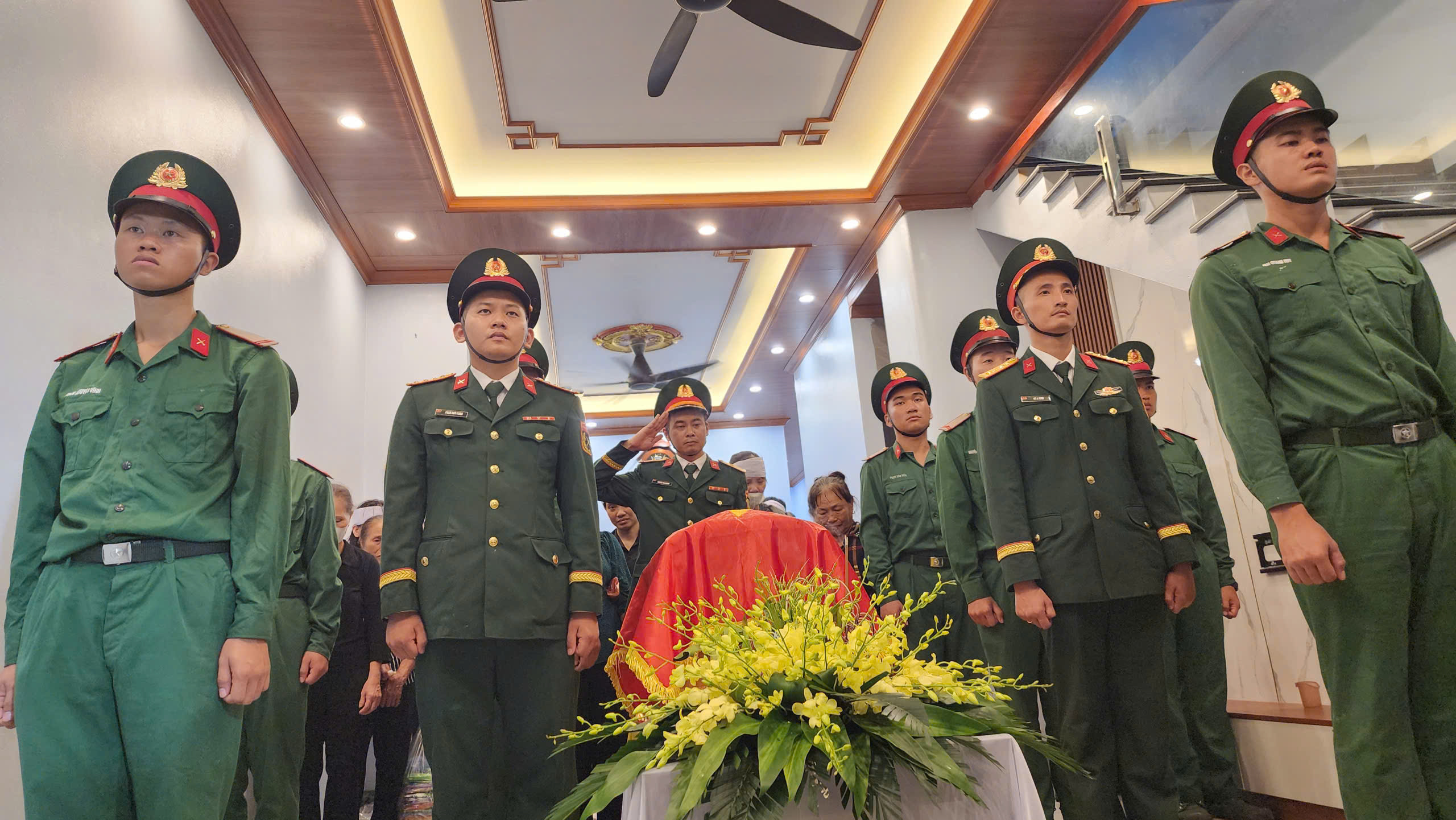 Ngh&igrave;n người dự lễ truy điệu v&agrave; tiễn đưa thiếu t&aacute; Trần Văn T&ugrave;ng- Ảnh 14.