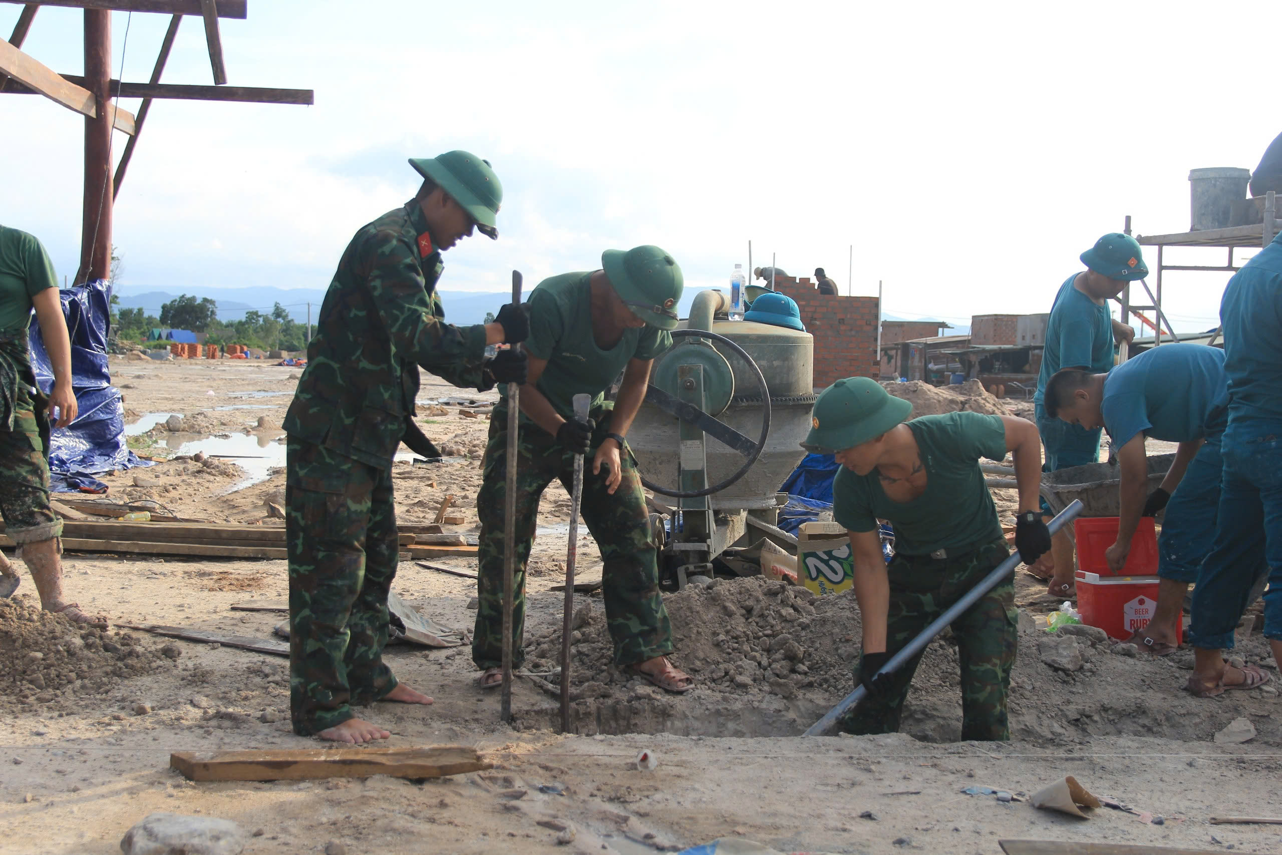 Bộ đội gi&uacute;p d&acirc;n di dời nh&agrave; cửa từ v&ugrave;ng rốn lũ s&ocirc;ng Ba đến nơi an to&agrave;n- Ảnh 6.