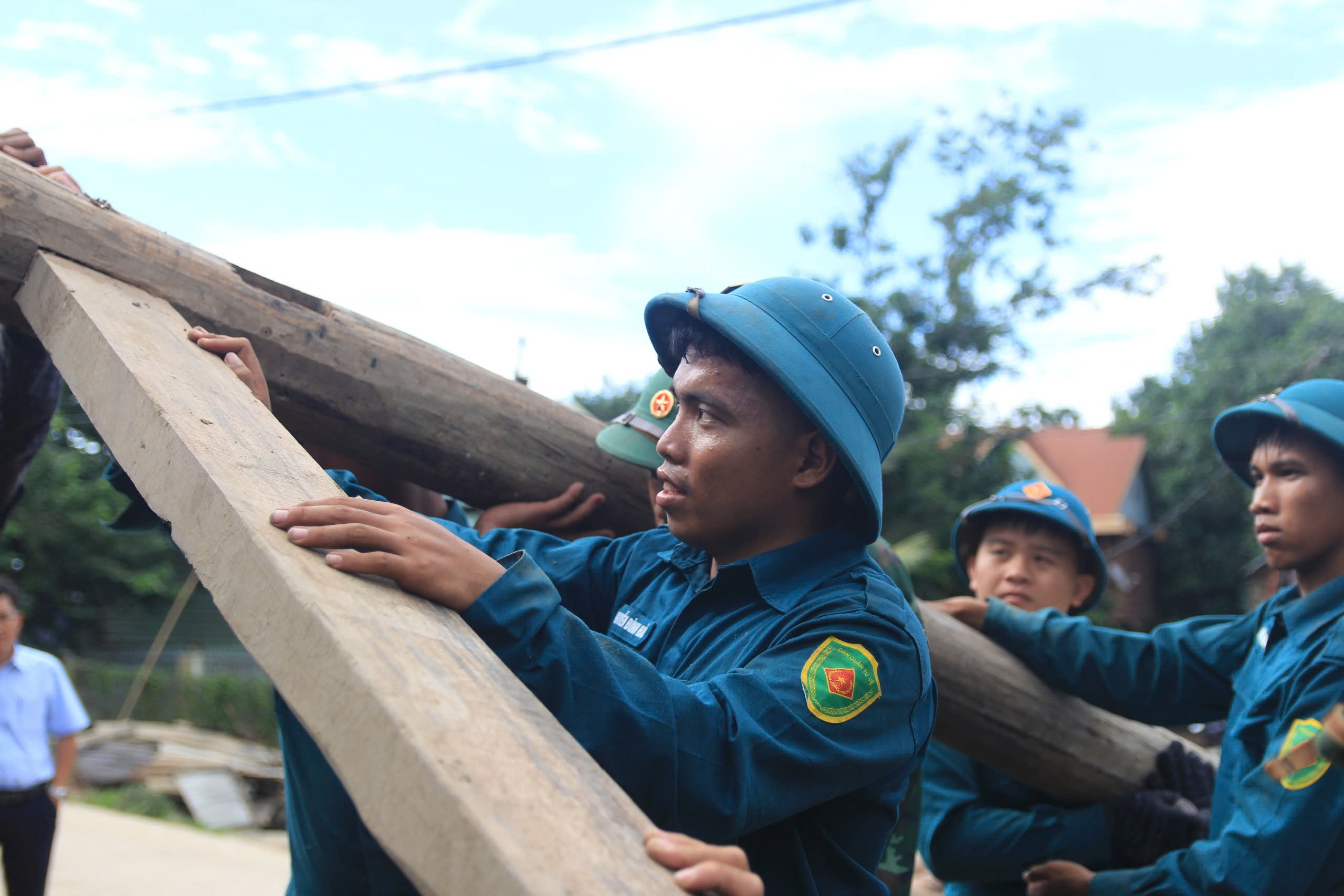 Bộ đội gi&uacute;p d&acirc;n di dời nh&agrave; cửa từ v&ugrave;ng rốn lũ s&ocirc;ng Ba đến nơi an to&agrave;n- Ảnh 9.