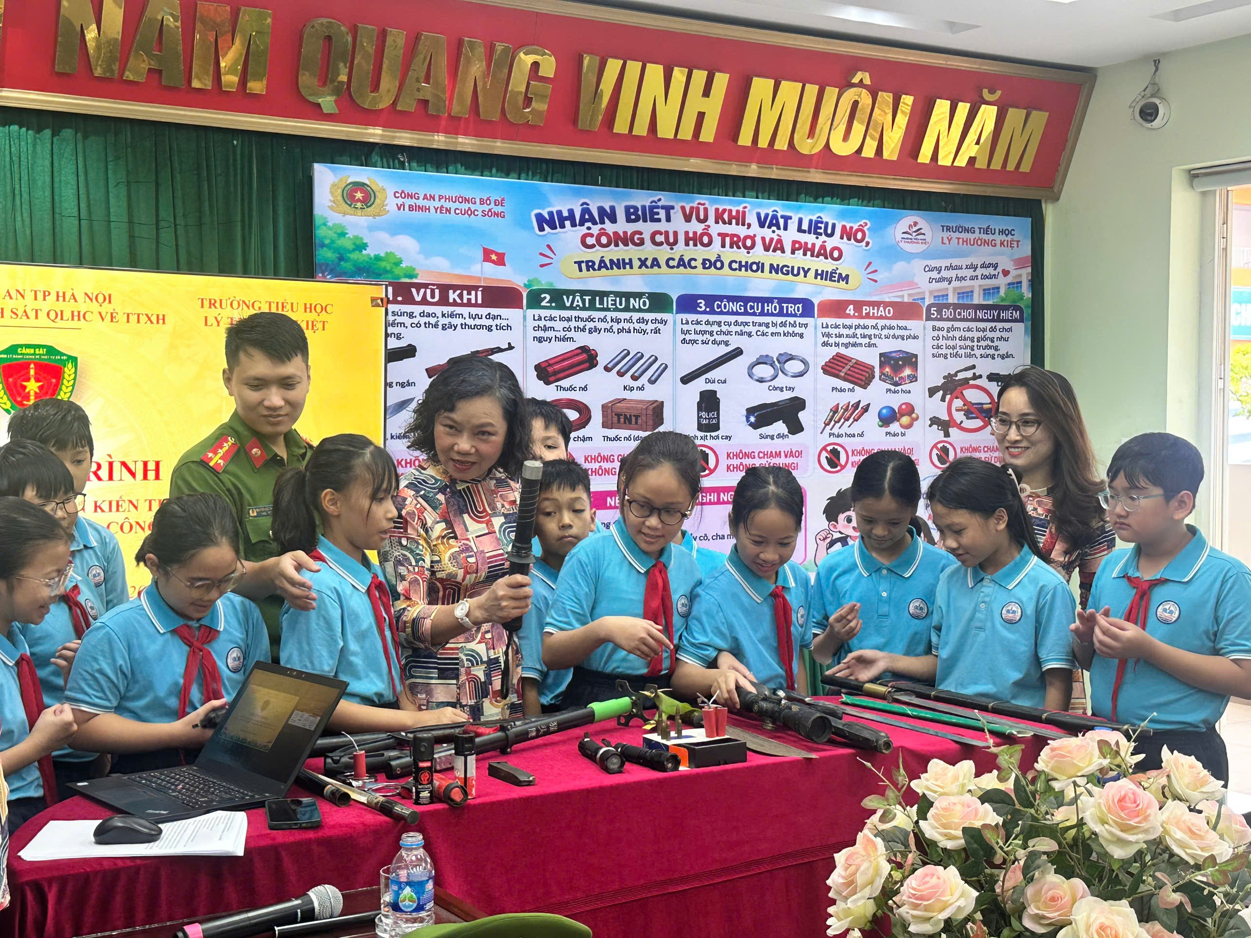 Học sinh H&agrave; Nội học kỹ năng ph&ograve;ng ch&aacute;y, an to&agrave;n giao th&ocirc;ng - Ảnh 9.
